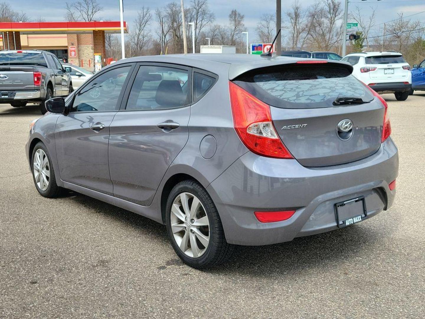 2014 Triathlon Gray Metallic /Black Hyundai Accent SE 5-Door (KMHCU5AE5EU) with an 1.6L L4 DOHC 16V engine, 6-speed automatic transmission, located at 234 Columbia Ave, Battle Creek, MI, 49015, (269) 222-0088, 42.298264, -85.192543 - <b>Vehicle Details</b><br>Discover a fantastic opportunity to own a reliable and efficient 2014 Hyundai Accent SE. Perfect for daily commutes or weekend getaways, this compact sedan offers excellent fuel economy with its 4-cylinder, 1.6L engine. Its a smart choice for those seeking affordability and - Photo#2
