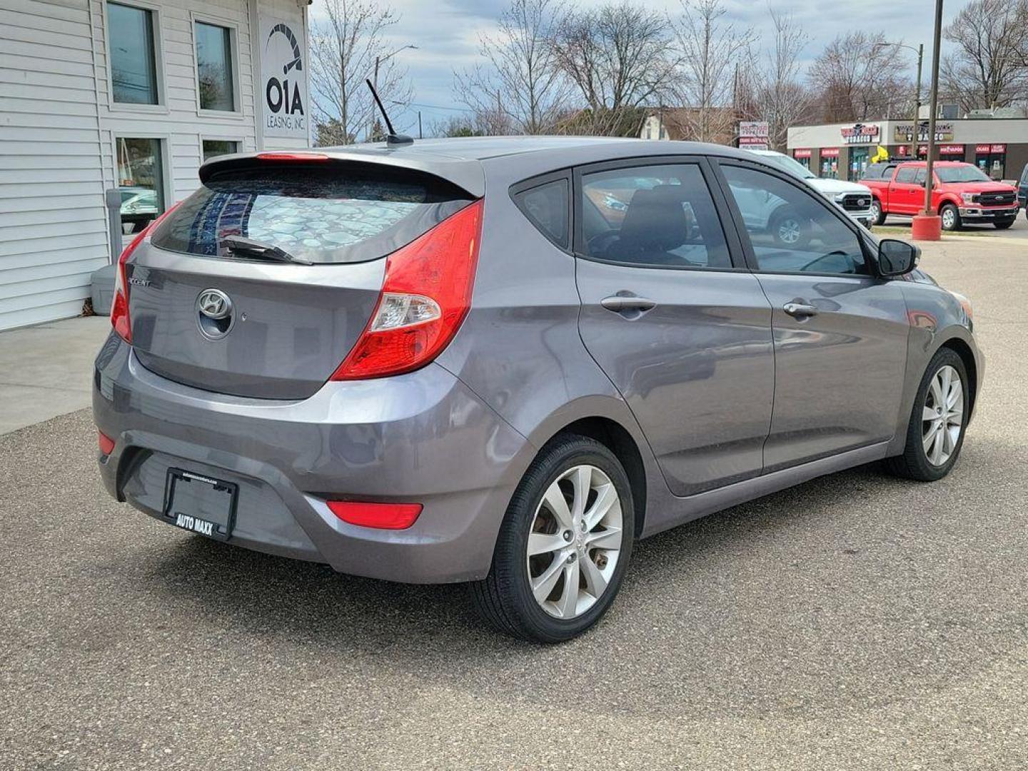 2014 Triathlon Gray Metallic /Black Hyundai Accent SE 5-Door (KMHCU5AE5EU) with an 1.6L L4 DOHC 16V engine, 6-speed automatic transmission, located at 234 Columbia Ave, Battle Creek, MI, 49015, (269) 222-0088, 42.298264, -85.192543 - <b>Vehicle Details</b><br>Discover a fantastic opportunity to own a reliable and efficient 2014 Hyundai Accent SE. Perfect for daily commutes or weekend getaways, this compact sedan offers excellent fuel economy with its 4-cylinder, 1.6L engine. Its a smart choice for those seeking affordability and - Photo#3