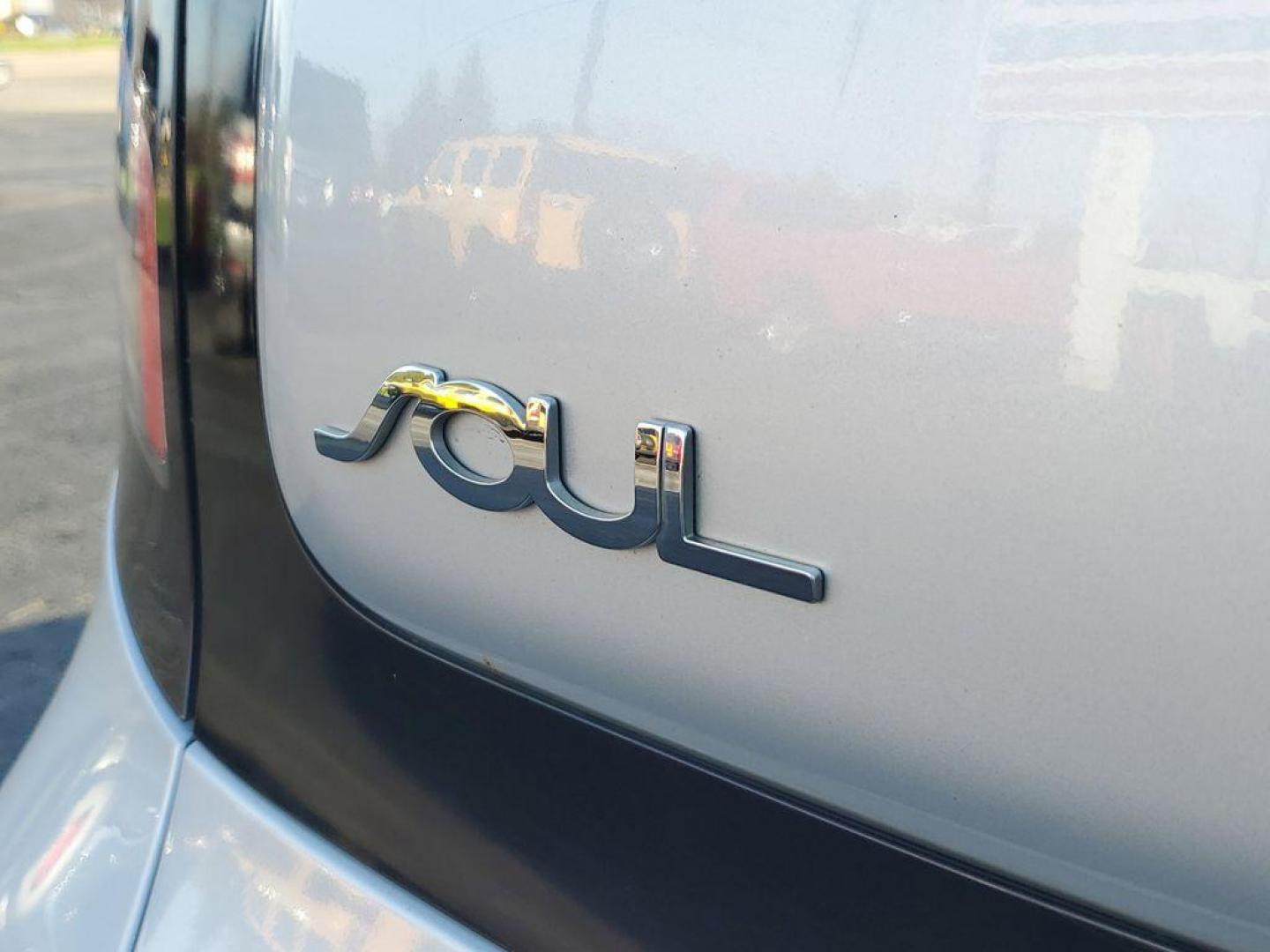 2015 Bright Silver /Black Kia Soul ! (KNDJX3A56F7) with an 2.0L L4 DOHC 16V engine, 6-Speed Automatic transmission, located at 6064 Gull Rd, Kalamazoo, MI, 49048, (269) 222-0088, 42.328388, -85.512924 - <b>Vehicle Details</b><br>The Whole Shabang Package Sun and Sound Package the perfect blend of style, efficiency, and modern features with this 2015 Kia Soul !. This distinctive hatchback is equipped with front-wheel drive and powered by a robust 4-cylinder, 2.0L engine, delivering a smooth and re - Photo#5