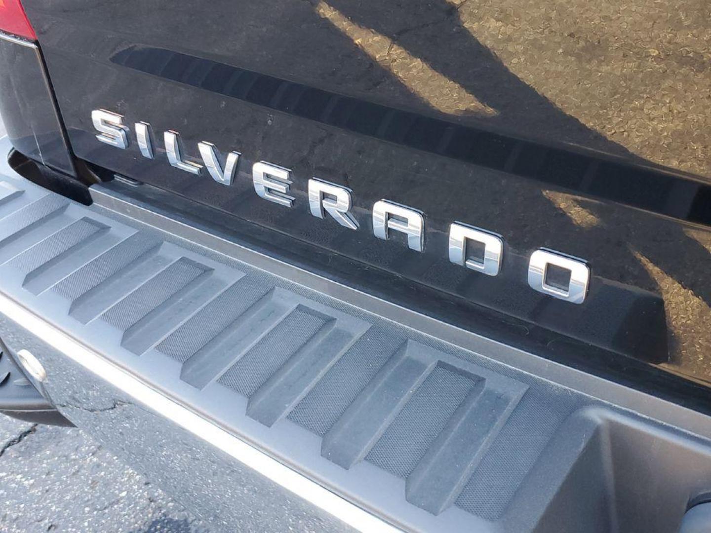 2017 Black /Jet Black Chevrolet Silverado 1500 LTZ Crew Cab Long Box 4WD (3GCUKSEC6HG) with an 5.3L V8 OHV 16V engine, 6A transmission, located at 6064 Gull Rd, Kalamazoo, MI, 49048, (269) 222-0088, 42.328388, -85.512924 - For those seeking a blend of power and luxury, look no further than this exceptional 2017 Chevrolet Silverado 1500 LTZ. This robust pickup combines a commanding V8, 5.3L engine with 4WD capabilities, ensuring you conquer any terrain with confidence. Whether you're navigating city streets or rugged t - Photo#2