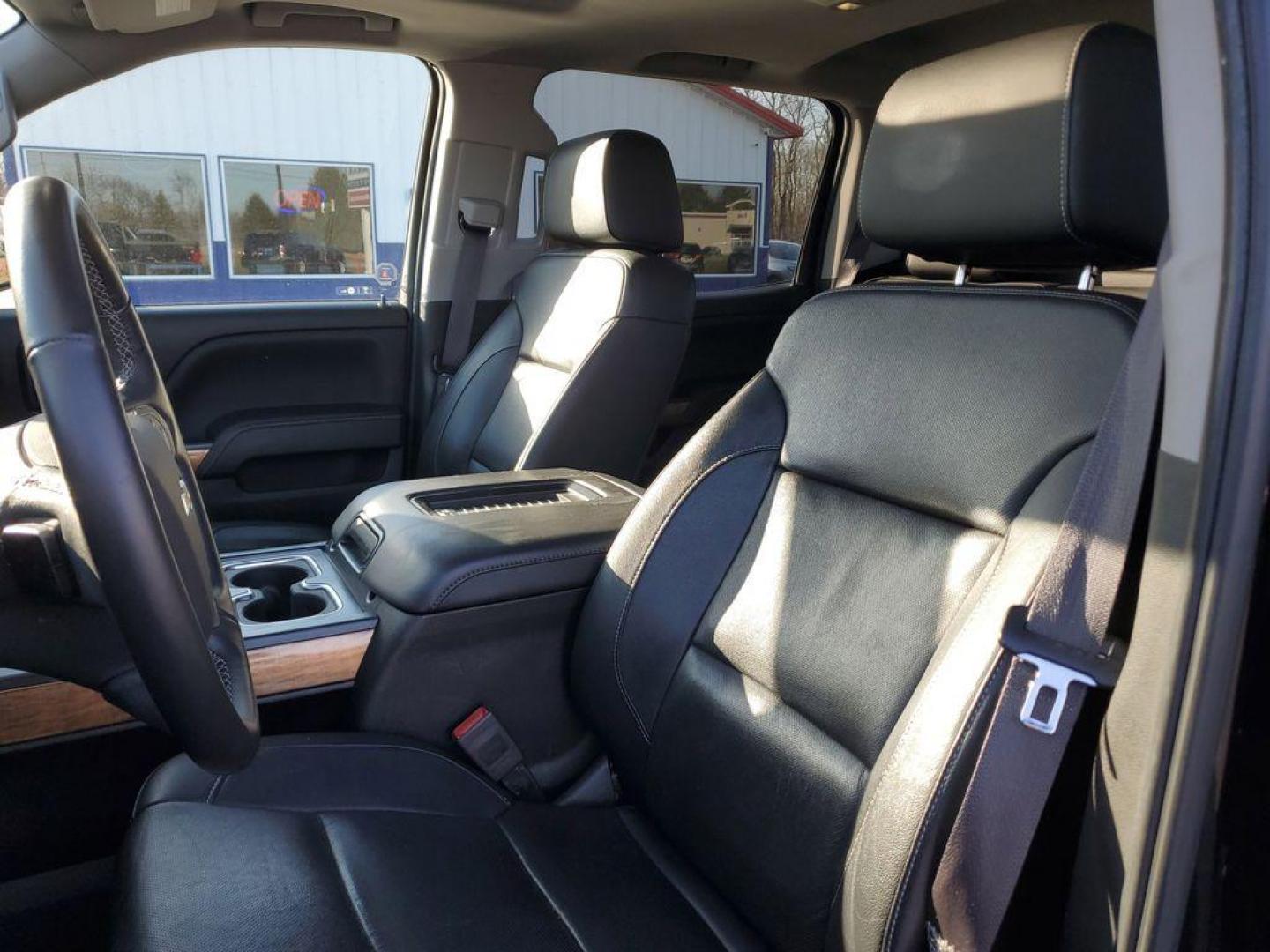 2017 Black /Jet Black Chevrolet Silverado 1500 LTZ Crew Cab Long Box 4WD (3GCUKSEC6HG) with an 5.3L V8 OHV 16V engine, 6A transmission, located at 6064 Gull Rd, Kalamazoo, MI, 49048, (269) 222-0088, 42.328388, -85.512924 - For those seeking a blend of power and luxury, look no further than this exceptional 2017 Chevrolet Silverado 1500 LTZ. This robust pickup combines a commanding V8, 5.3L engine with 4WD capabilities, ensuring you conquer any terrain with confidence. Whether you're navigating city streets or rugged t - Photo#12