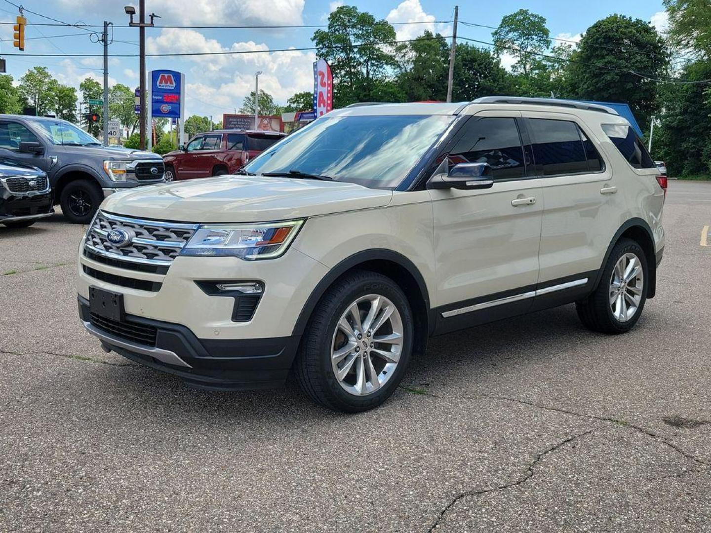2018 Platinum Dune Metallic Tri-Coat /Medium Stone/Medium Light Stone Ford Explorer XLT 4WD (1FM5K8D86JG) with an 3.5L V6 DOHC 24V engine, 6A transmission, located at 6064 Gull Rd, Kalamazoo, MI, 49048, (269) 222-0088, 42.328388, -85.512924 - Discover the perfect blend of performance and comfort with our 2018 Ford Explorer XLT. This versatile SUV, equipped with 4WD and a robust V6, 3.5L engine, is ready to tackle any journey you have in mind. Whether you're navigating city streets or exploring off-road trails, the Ford Explorer delivers - Photo#1