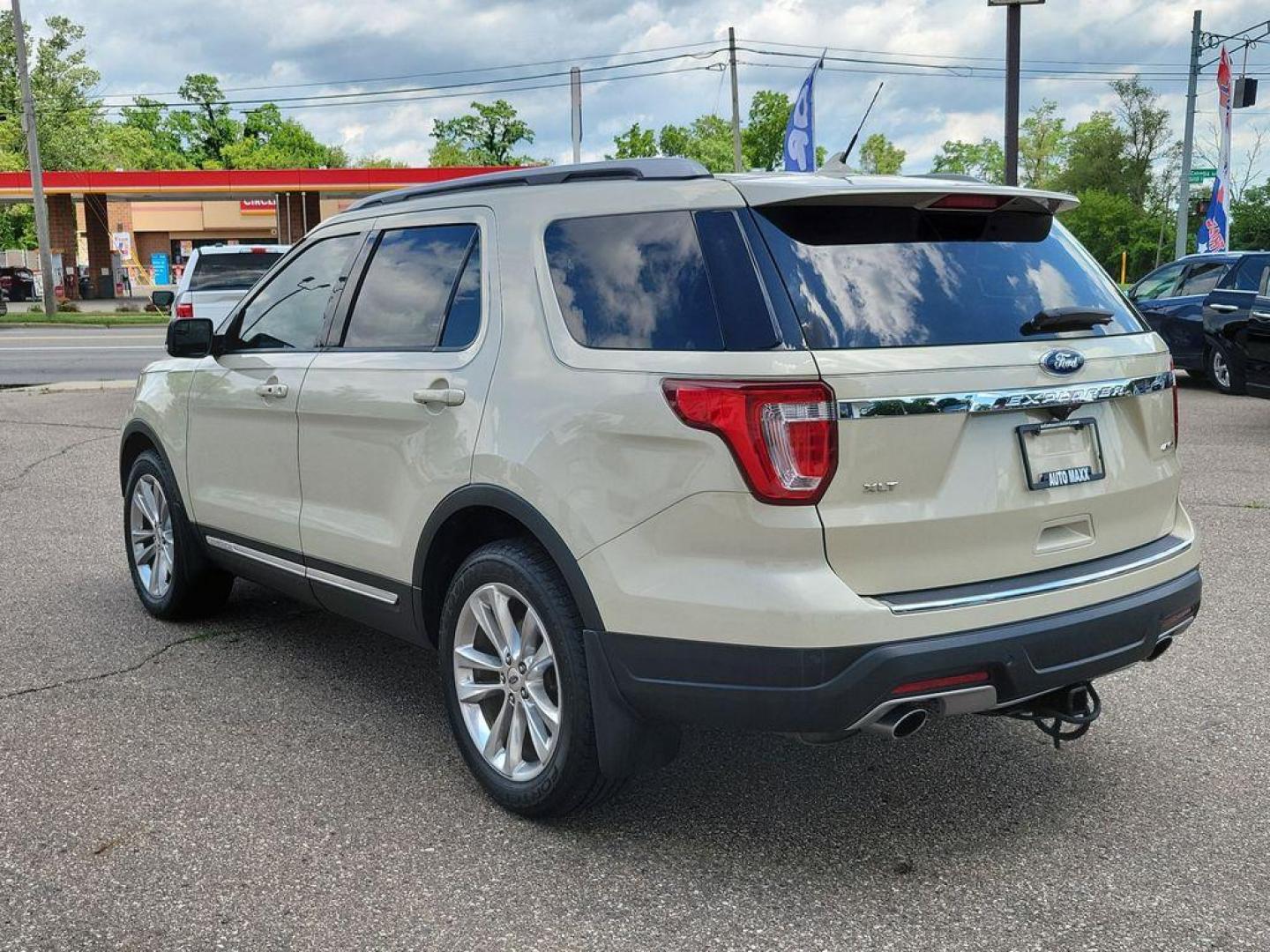 2018 Platinum Dune Metallic Tri-Coat /Medium Stone/Medium Light Stone Ford Explorer XLT 4WD (1FM5K8D86JG) with an 3.5L V6 DOHC 24V engine, 6A transmission, located at 6064 Gull Rd, Kalamazoo, MI, 49048, (269) 222-0088, 42.328388, -85.512924 - Discover the perfect blend of performance and comfort with our 2018 Ford Explorer XLT. This versatile SUV, equipped with 4WD and a robust V6, 3.5L engine, is ready to tackle any journey you have in mind. Whether you're navigating city streets or exploring off-road trails, the Ford Explorer delivers - Photo#2