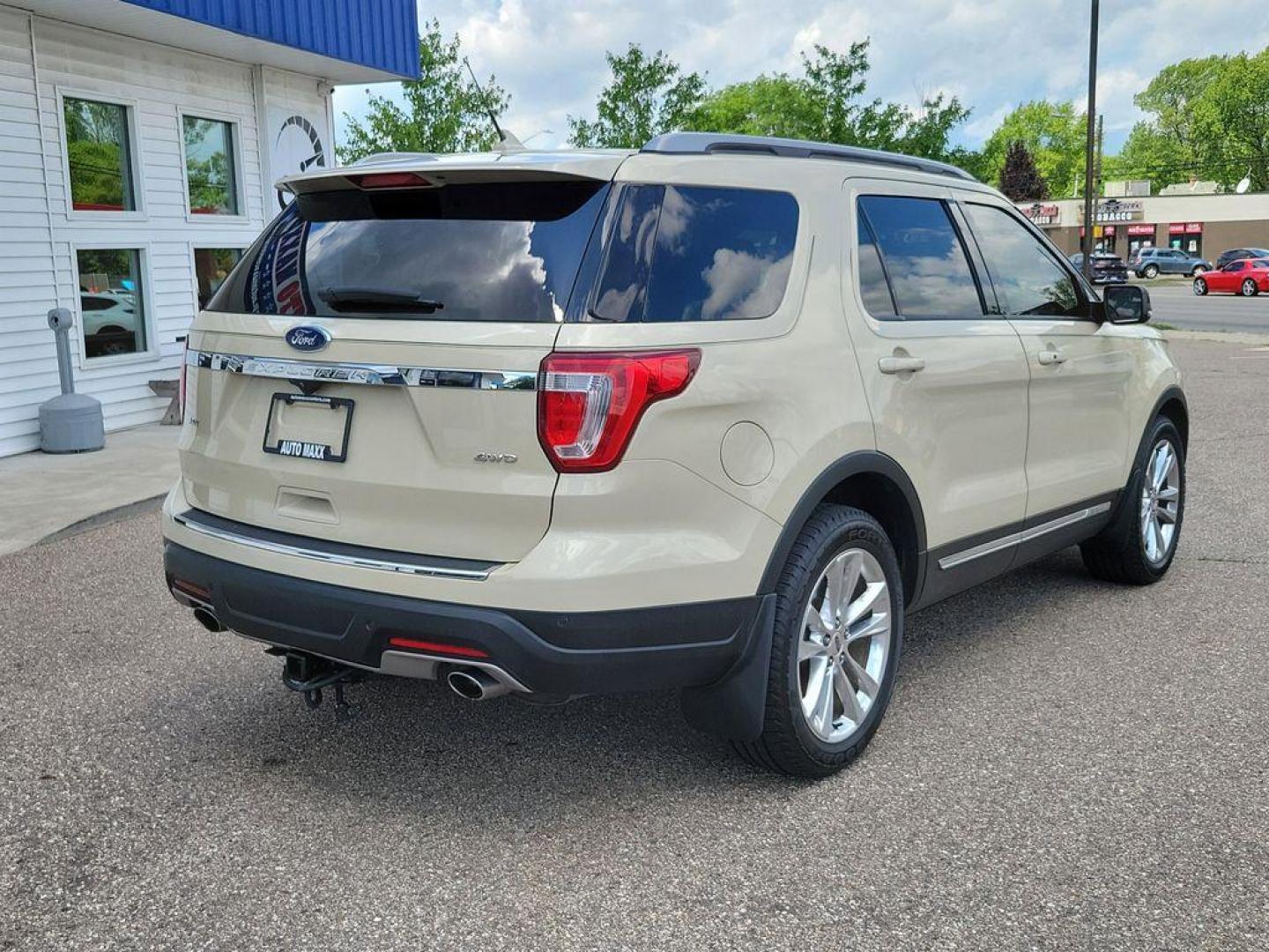 2018 Platinum Dune Metallic Tri-Coat /Medium Stone/Medium Light Stone Ford Explorer XLT 4WD (1FM5K8D86JG) with an 3.5L V6 DOHC 24V engine, 6A transmission, located at 6064 Gull Rd, Kalamazoo, MI, 49048, (269) 222-0088, 42.328388, -85.512924 - Discover the perfect blend of performance and comfort with our 2018 Ford Explorer XLT. This versatile SUV, equipped with 4WD and a robust V6, 3.5L engine, is ready to tackle any journey you have in mind. Whether you're navigating city streets or exploring off-road trails, the Ford Explorer delivers - Photo#3