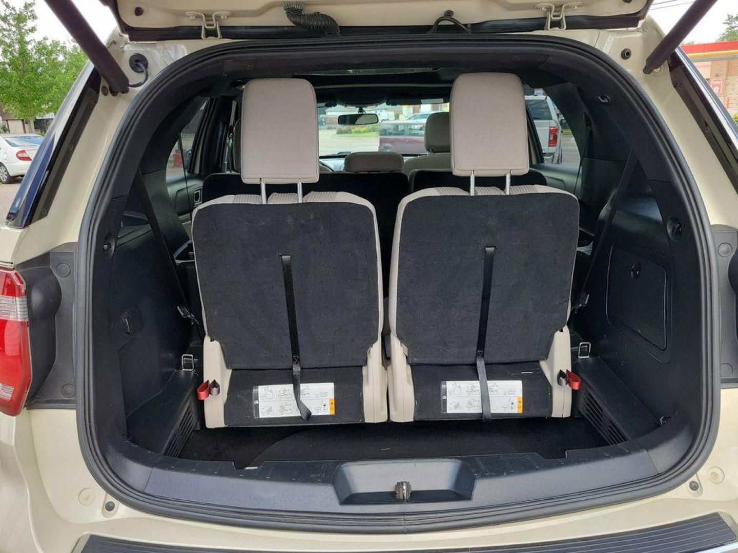 2018 Platinum Dune Metallic Tri-Coat /Medium Stone/Medium Light Stone Ford Explorer XLT 4WD (1FM5K8D86JG) with an 3.5L V6 DOHC 24V engine, 6A transmission, located at 6064 Gull Rd, Kalamazoo, MI, 49048, (269) 222-0088, 42.328388, -85.512924 - Discover the perfect blend of performance and comfort with our 2018 Ford Explorer XLT. This versatile SUV, equipped with 4WD and a robust V6, 3.5L engine, is ready to tackle any journey you have in mind. Whether you're navigating city streets or exploring off-road trails, the Ford Explorer delivers - Photo#30