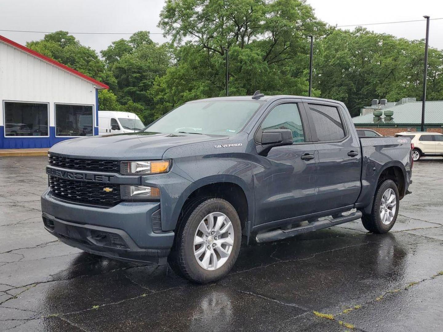 2020 Shadow Gray Metallic /Jet Black Chevrolet Silverado 1500 Custom Crew Cab Short Box 4WD (3GCPYBEK1LG) with an 2.7L L4 DOHC 16V TURBO engine, 6A transmission, located at 6064 Gull Rd, Kalamazoo, MI, 49048, (269) 222-0088, 42.328388, -85.512924 - <b>Vehicle Details</b><br>Get ready to experience the power and versatility of the 2020 Chevrolet Silverado 1500 Custom! This robust truck combines rugged capability with modern technology, making it the perfect partner for both work and play. With 0 miles on the odometer, this Chevrolet Silverado f - Photo#1