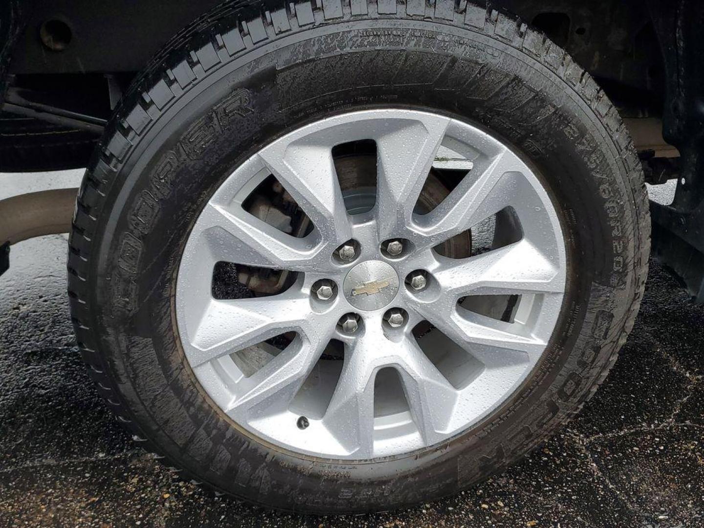 2020 Shadow Gray Metallic /Jet Black Chevrolet Silverado 1500 Custom Crew Cab Short Box 4WD (3GCPYBEK1LG) with an 2.7L L4 DOHC 16V TURBO engine, 6A transmission, located at 6064 Gull Rd, Kalamazoo, MI, 49048, (269) 222-0088, 42.328388, -85.512924 - <b>Vehicle Details</b><br>Get ready to experience the power and versatility of the 2020 Chevrolet Silverado 1500 Custom! This robust truck combines rugged capability with modern technology, making it the perfect partner for both work and play. With 0 miles on the odometer, this Chevrolet Silverado f - Photo#3