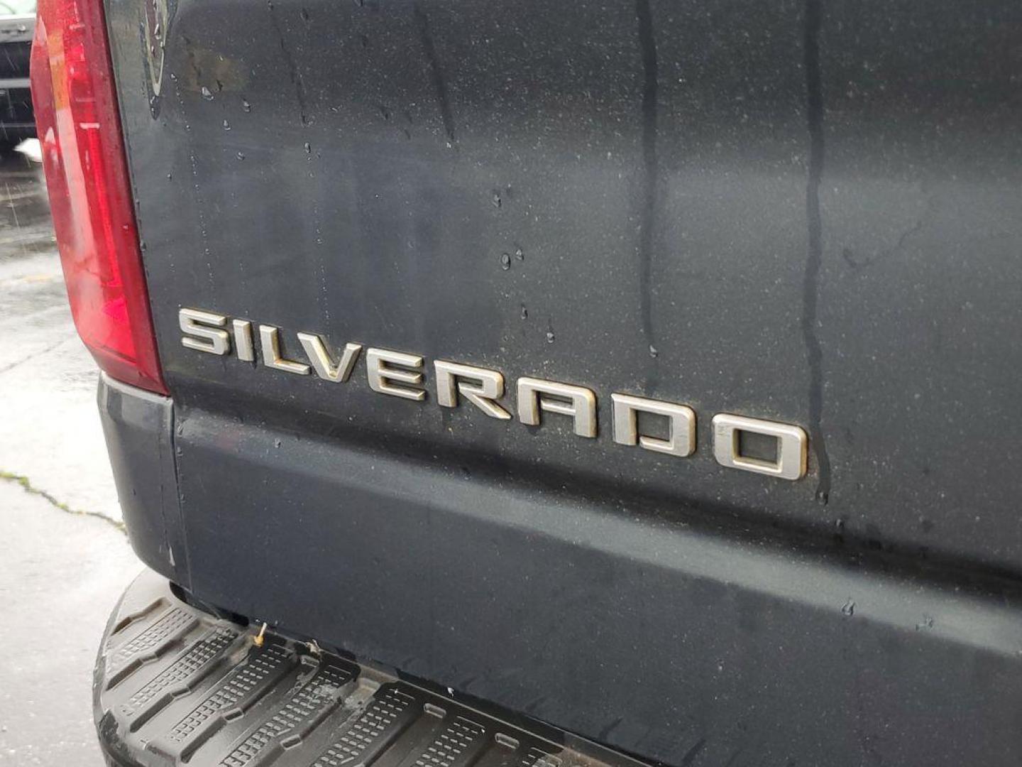 2020 Shadow Gray Metallic /Jet Black Chevrolet Silverado 1500 Custom Crew Cab Short Box 4WD (3GCPYBEK1LG) with an 2.7L L4 DOHC 16V TURBO engine, 6A transmission, located at 6064 Gull Rd, Kalamazoo, MI, 49048, (269) 222-0088, 42.328388, -85.512924 - <b>Vehicle Details</b><br>Get ready to experience the power and versatility of the 2020 Chevrolet Silverado 1500 Custom! This robust truck combines rugged capability with modern technology, making it the perfect partner for both work and play. With 0 miles on the odometer, this Chevrolet Silverado f - Photo#4