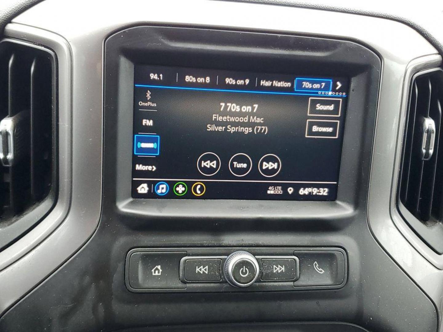 2020 Shadow Gray Metallic /Jet Black Chevrolet Silverado 1500 Custom Crew Cab Short Box 4WD (3GCPYBEK1LG) with an 2.7L L4 DOHC 16V TURBO engine, 6A transmission, located at 6064 Gull Rd, Kalamazoo, MI, 49048, (269) 222-0088, 42.328388, -85.512924 - <b>Vehicle Details</b><br>Get ready to experience the power and versatility of the 2020 Chevrolet Silverado 1500 Custom! This robust truck combines rugged capability with modern technology, making it the perfect partner for both work and play. With 0 miles on the odometer, this Chevrolet Silverado f - Photo#18
