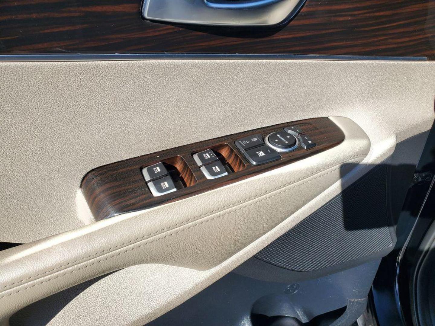 2020 Ebony Black /Stone Beige Kia Sorento EX V6 AWD (5XYPHDA52LG) with an 3.3L V6 DOHC 24V engine, 8A transmission, located at 6064 Gull Rd, Kalamazoo, MI, 49048, (269) 222-0088, 42.328388, -85.512924 - <b>Summary</b><br>Power Moonroof NAVIGATION PACKAGE<br><br><b>Vehicle Details</b><br>Introducing the 2020 Kia Sorento EX V6 AWD the perfect blend of power, luxury, and technology! This stunning SUV is designed to elevate your driving experience with its robust V6, 3.3L engine that delivers exhilara - Photo#13