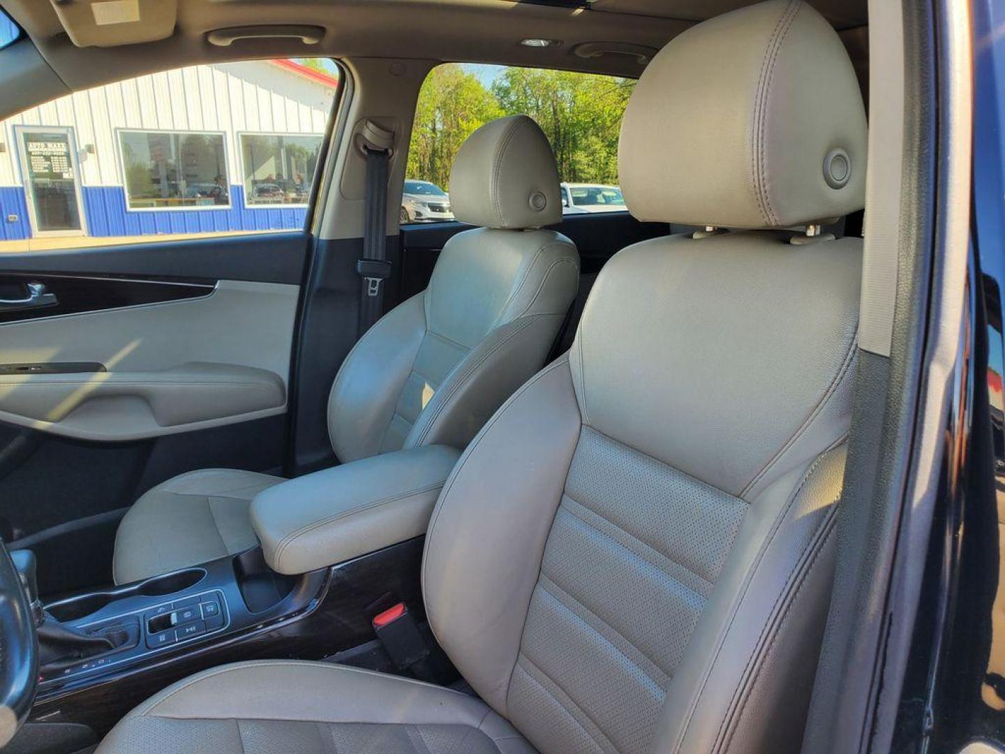 2020 Ebony Black /Stone Beige Kia Sorento EX V6 AWD (5XYPHDA52LG) with an 3.3L V6 DOHC 24V engine, 8A transmission, located at 6064 Gull Rd, Kalamazoo, MI, 49048, (269) 222-0088, 42.328388, -85.512924 - <b>Summary</b><br>Power Moonroof NAVIGATION PACKAGE<br><br><b>Vehicle Details</b><br>Introducing the 2020 Kia Sorento EX V6 AWD the perfect blend of power, luxury, and technology! This stunning SUV is designed to elevate your driving experience with its robust V6, 3.3L engine that delivers exhilara - Photo#15