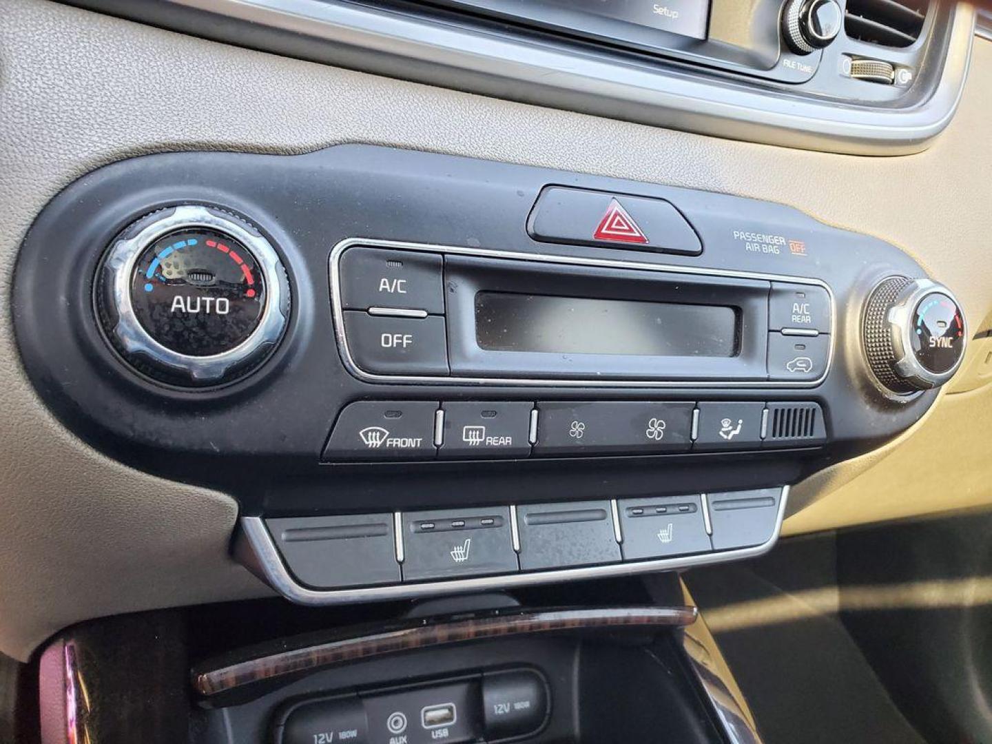 2020 Ebony Black /Stone Beige Kia Sorento EX V6 AWD (5XYPHDA52LG) with an 3.3L V6 DOHC 24V engine, 8A transmission, located at 6064 Gull Rd, Kalamazoo, MI, 49048, (269) 222-0088, 42.328388, -85.512924 - <b>Summary</b><br>Power Moonroof NAVIGATION PACKAGE<br><br><b>Vehicle Details</b><br>Introducing the 2020 Kia Sorento EX V6 AWD the perfect blend of power, luxury, and technology! This stunning SUV is designed to elevate your driving experience with its robust V6, 3.3L engine that delivers exhilara - Photo#25