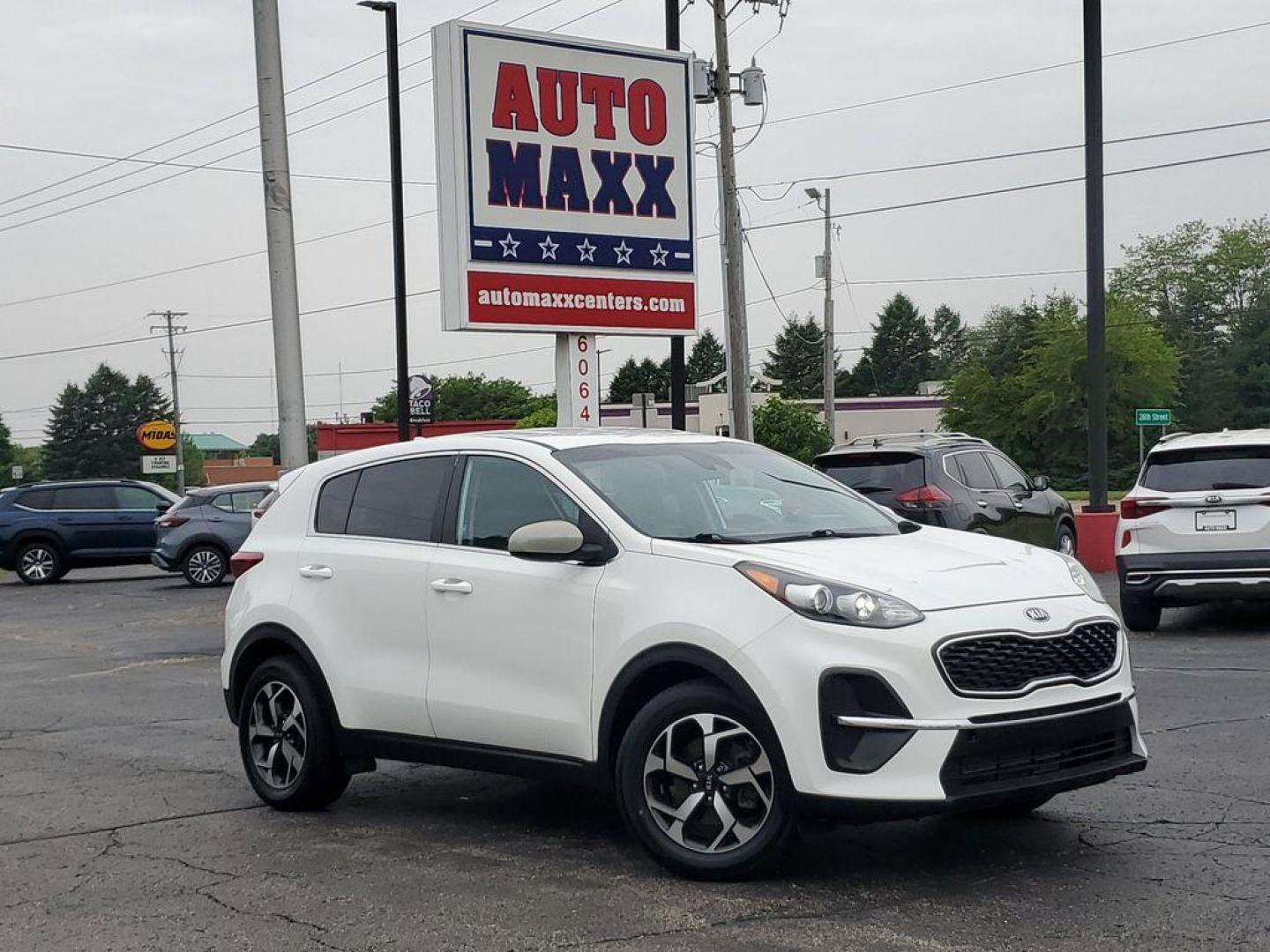 2020 Clear White /Black Kia Sportage LX FWD (KNDPM3AC1L7) with an 2.4L V6 DOHC 24V engine, 6A transmission, located at 6064 Gull Rd, Kalamazoo, MI, 49048, (269) 222-0088, 42.328388, -85.512924 - Discover the perfect blend of style, comfort, and technology with this 2020 Kia Sportage LX, now available at our dealership. This well-maintained SUV is equipped with a reliable 4-cylinder, 2.4L engine and front-wheel drive, offering a smooth and efficient driving experience that's ideal for both c - Photo#0