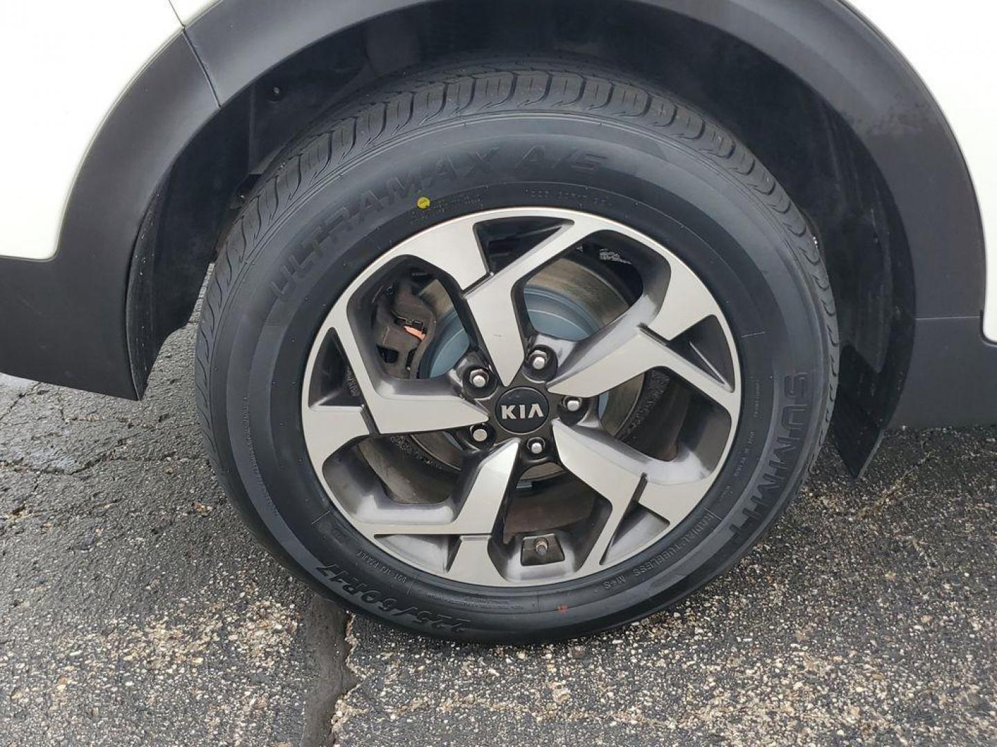 2020 Clear White /Black Kia Sportage LX FWD (KNDPM3AC1L7) with an 2.4L V6 DOHC 24V engine, 6A transmission, located at 6064 Gull Rd, Kalamazoo, MI, 49048, (269) 222-0088, 42.328388, -85.512924 - Discover the perfect blend of style, comfort, and technology with this 2020 Kia Sportage LX, now available at our dealership. This well-maintained SUV is equipped with a reliable 4-cylinder, 2.4L engine and front-wheel drive, offering a smooth and efficient driving experience that's ideal for both c - Photo#4