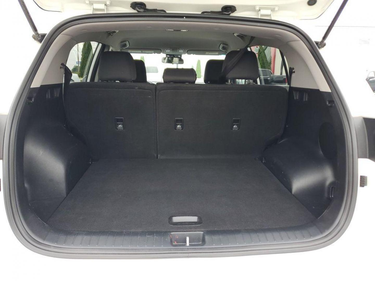 2020 Clear White /Black Kia Sportage LX FWD (KNDPM3AC1L7) with an 2.4L V6 DOHC 24V engine, 6A transmission, located at 6064 Gull Rd, Kalamazoo, MI, 49048, (269) 222-0088, 42.328388, -85.512924 - Discover the perfect blend of style, comfort, and technology with this 2020 Kia Sportage LX, now available at our dealership. This well-maintained SUV is equipped with a reliable 4-cylinder, 2.4L engine and front-wheel drive, offering a smooth and efficient driving experience that's ideal for both c - Photo#6