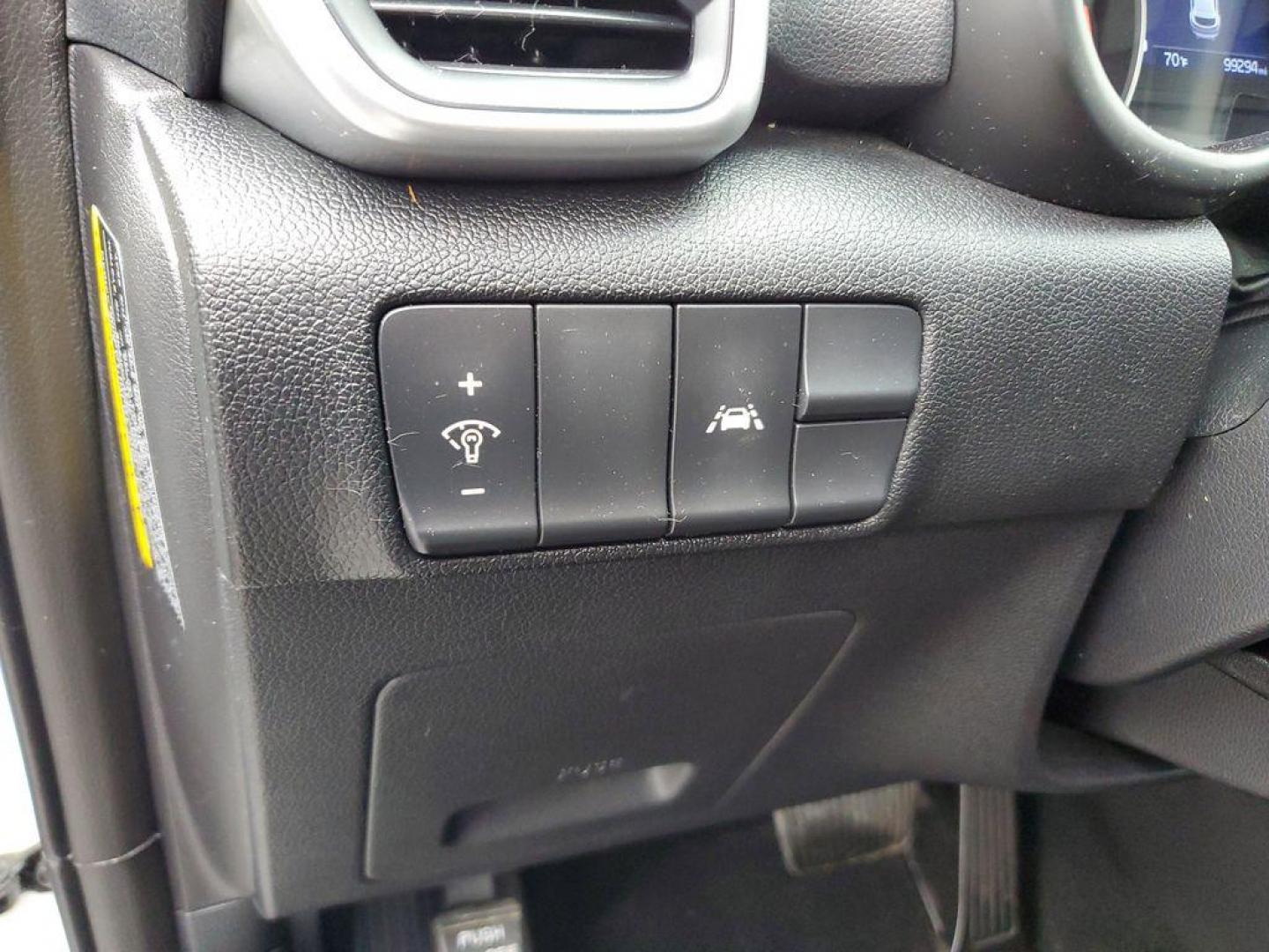 2020 Clear White /Black Kia Sportage LX FWD (KNDPM3AC1L7) with an 2.4L V6 DOHC 24V engine, 6A transmission, located at 6064 Gull Rd, Kalamazoo, MI, 49048, (269) 222-0088, 42.328388, -85.512924 - Discover the perfect blend of style, comfort, and technology with this 2020 Kia Sportage LX, now available at our dealership. This well-maintained SUV is equipped with a reliable 4-cylinder, 2.4L engine and front-wheel drive, offering a smooth and efficient driving experience that's ideal for both c - Photo#14