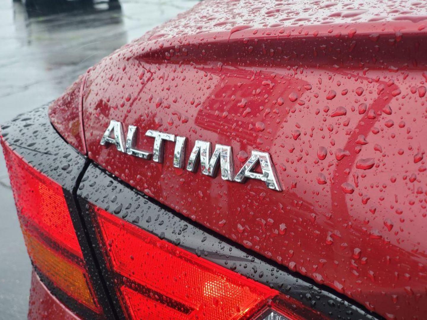 2020 Scarlet Ember Tintcoat /Sport Nissan Altima 2.5 SR (1N4BL4CV7LN) with an 2.5L L4 DOHC 16V engine, CVT transmission, located at 6064 Gull Rd, Kalamazoo, MI, 49048, (269) 222-0088, 42.328388, -85.512924 - <b>Vehicle Details</b><br>Discover the unparalleled blend of style, performance, and technology with the 2020 Nissan Altima 2.5 SR. This sophisticated sedan, featuring a pristine 0 miles, offers an exceptional driving experience with its efficient and dynamic 4-cylinder, 2.5L engine. Equipped with f - Photo#5