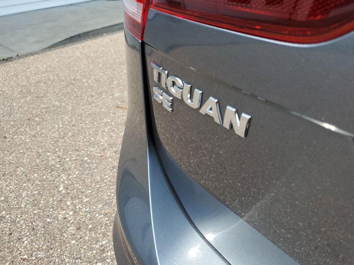 2020 Platinum Gray Metallic /Storm Gray Volkswagen Tiguan SEL (3VV3B7AX0LM) with an 2.0L L4 DOHC 16V TURBO engine, 8A transmission, located at 234 Columbia Ave, Battle Creek, MI, 49015, (269) 222-0088, 42.298264, -85.192543 - Get ready to elevate your driving experience with this exceptional 2020 Volkswagen Tiguan! This sleek and stylish SUV is perfect for those who crave a blend of performance, comfort, and technology. Powered by a robust 4-cylinder, 2.0L engine, this Volkswagen Tiguan delivers impressive efficiency and - Photo#30