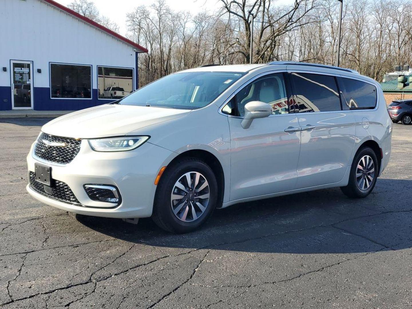 2021 Luxury White Pearlcoat /Alloy/Black Chrysler Pacifica Touring-L (2C4RC1BG1MR) with an 3.6L V6 DOHC 24V engine, 9A transmission, located at 6064 Gull Rd, Kalamazoo, MI, 49048, (269) 222-0088, 42.328388, -85.512924 - <b>Vehicle Details</b><br>Discover the unparalleled comfort and sophistication of the 2021 Chrysler Pacifica Touring L, a minivan designed with both family and style in mind. This pristine model, with 0 miles on the odometer, offers an impressive blend of performance and luxury. Under the hood, you' - Photo#1