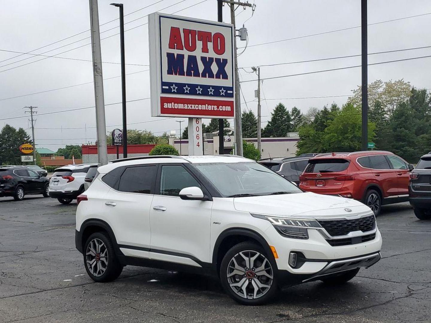 2021 SNOW WHITE PEARL /Black Kia Seltos SX (KNDETCA24M7) with an 1.6L L4 DOHC 16V TURBO engine, CVT transmission, located at 6064 Gull Rd, Kalamazoo, MI, 49048, (269) 222-0088, 42.328388, -85.512924 - Experience the perfect blend of style, performance, and comfort with our 2021 Kia Seltos SX, now available for sale. With only 48,861 miles on the odometer, this versatile and reliable compact SUV is ready to take you on new adventures. Equipped with an efficient 4-cylinder, 1.6L engine and all-whee - Photo#0