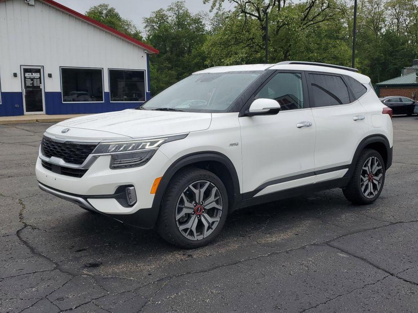 2021 SNOW WHITE PEARL /Black Kia Seltos SX (KNDETCA24M7) with an 1.6L L4 DOHC 16V TURBO engine, CVT transmission, located at 6064 Gull Rd, Kalamazoo, MI, 49048, (269) 222-0088, 42.328388, -85.512924 - Experience the perfect blend of style, performance, and comfort with our 2021 Kia Seltos SX, now available for sale. With only 48,861 miles on the odometer, this versatile and reliable compact SUV is ready to take you on new adventures. Equipped with an efficient 4-cylinder, 1.6L engine and all-whee - Photo#1