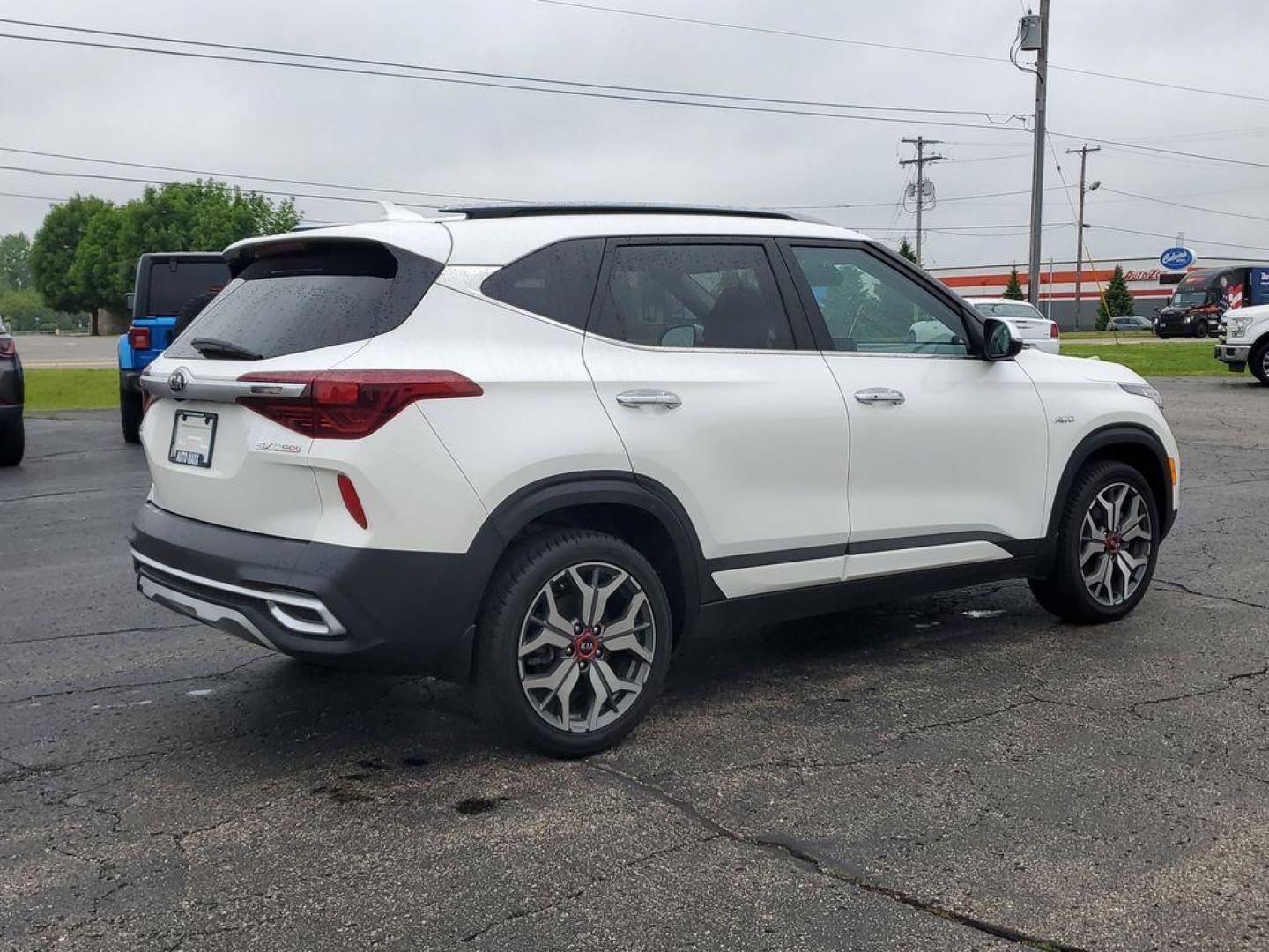 2021 SNOW WHITE PEARL /Black Kia Seltos SX (KNDETCA24M7) with an 1.6L L4 DOHC 16V TURBO engine, CVT transmission, located at 6064 Gull Rd, Kalamazoo, MI, 49048, (269) 222-0088, 42.328388, -85.512924 - Experience the perfect blend of style, performance, and comfort with our 2021 Kia Seltos SX, now available for sale. With only 48,861 miles on the odometer, this versatile and reliable compact SUV is ready to take you on new adventures. Equipped with an efficient 4-cylinder, 1.6L engine and all-whee - Photo#3