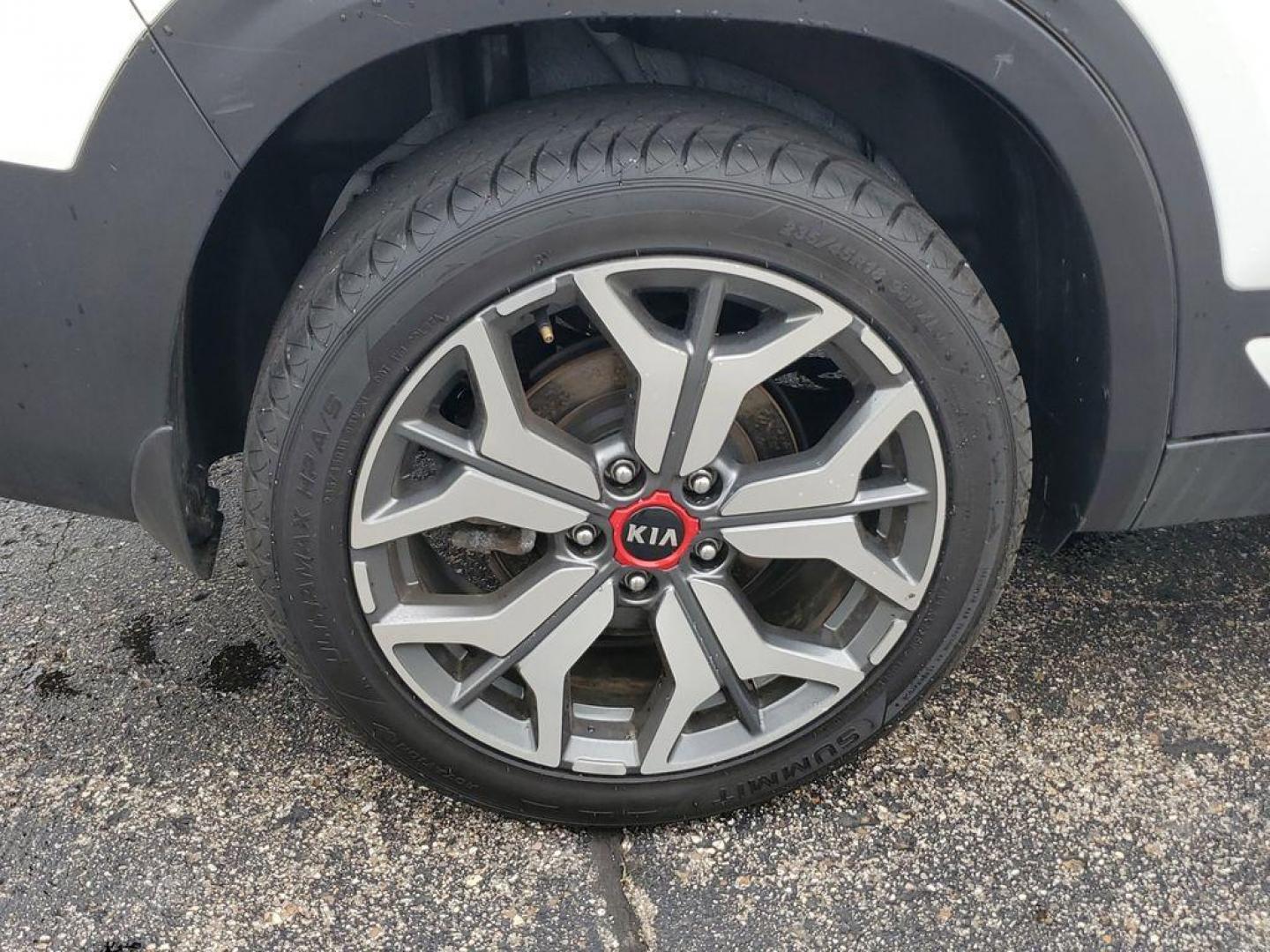 2021 SNOW WHITE PEARL /Black Kia Seltos SX (KNDETCA24M7) with an 1.6L L4 DOHC 16V TURBO engine, CVT transmission, located at 6064 Gull Rd, Kalamazoo, MI, 49048, (269) 222-0088, 42.328388, -85.512924 - Experience the perfect blend of style, performance, and comfort with our 2021 Kia Seltos SX, now available for sale. With only 48,861 miles on the odometer, this versatile and reliable compact SUV is ready to take you on new adventures. Equipped with an efficient 4-cylinder, 1.6L engine and all-whee - Photo#4