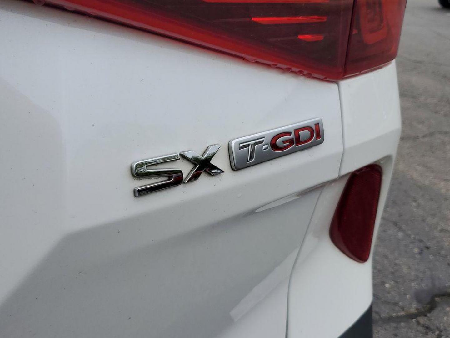 2021 SNOW WHITE PEARL /Black Kia Seltos SX (KNDETCA24M7) with an 1.6L L4 DOHC 16V TURBO engine, CVT transmission, located at 6064 Gull Rd, Kalamazoo, MI, 49048, (269) 222-0088, 42.328388, -85.512924 - Experience the perfect blend of style, performance, and comfort with our 2021 Kia Seltos SX, now available for sale. With only 48,861 miles on the odometer, this versatile and reliable compact SUV is ready to take you on new adventures. Equipped with an efficient 4-cylinder, 1.6L engine and all-whee - Photo#6