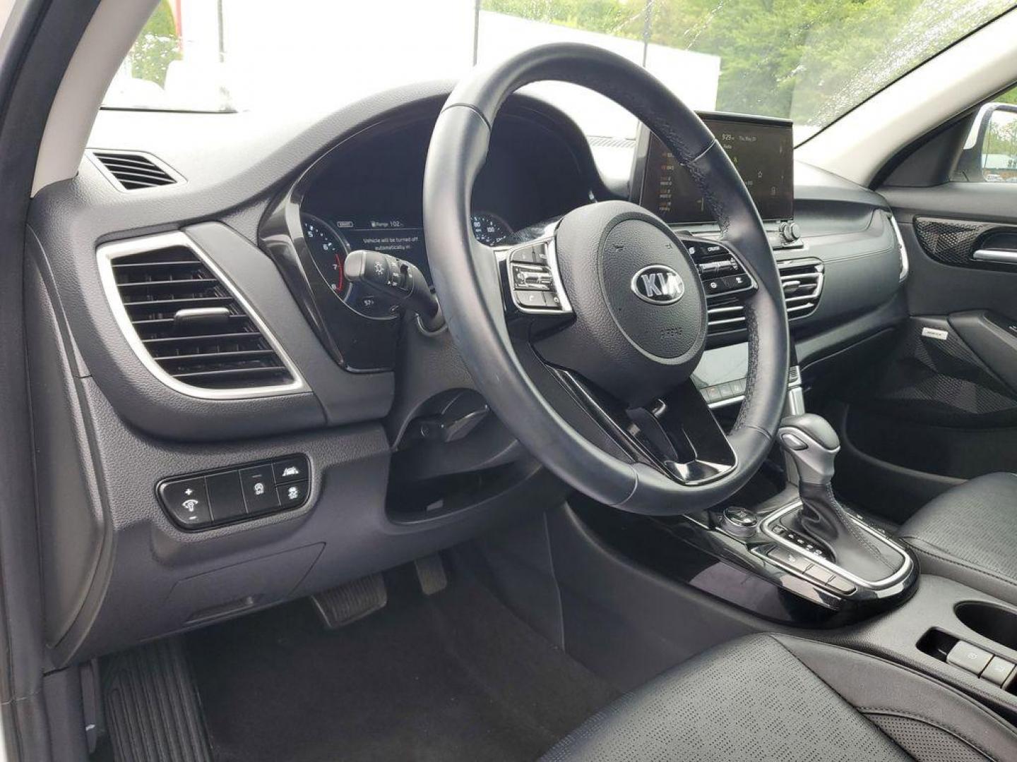 2021 SNOW WHITE PEARL /Black Kia Seltos SX (KNDETCA24M7) with an 1.6L L4 DOHC 16V TURBO engine, CVT transmission, located at 6064 Gull Rd, Kalamazoo, MI, 49048, (269) 222-0088, 42.328388, -85.512924 - Experience the perfect blend of style, performance, and comfort with our 2021 Kia Seltos SX, now available for sale. With only 48,861 miles on the odometer, this versatile and reliable compact SUV is ready to take you on new adventures. Equipped with an efficient 4-cylinder, 1.6L engine and all-whee - Photo#16