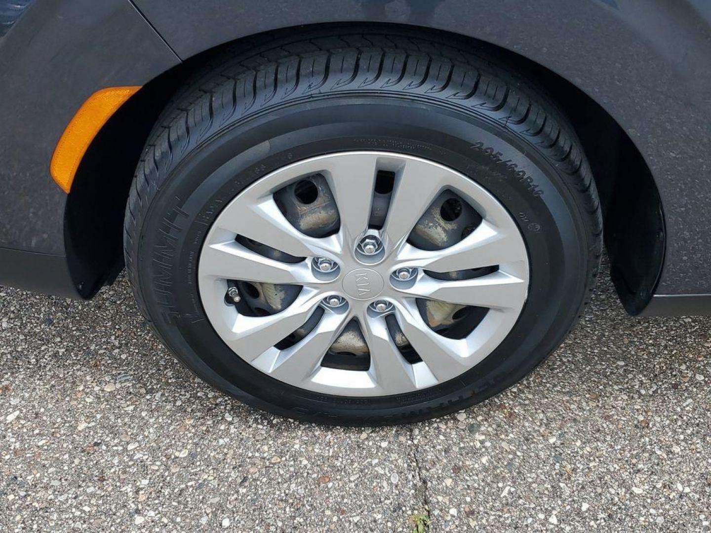 2021 Gravity Gray /Black Kia Soul LX CVT (KNDJ23AU4M7) with an 2.0L L4 DOHC 16V engine, CVT transmission, located at 234 Columbia Ave, Battle Creek, MI, 49015, (269) 222-0088, 42.298264, -85.192543 - <b>Vehicle Details</b><br>Discover the perfect blend of style, efficiency, and modern technology with this 2021 Kia Soul LX. Designed to make a statement on the road, this compact crossover offers a unique and bold exterior that captures attention with its distinctive silhouette and eye-catching det - Photo#4
