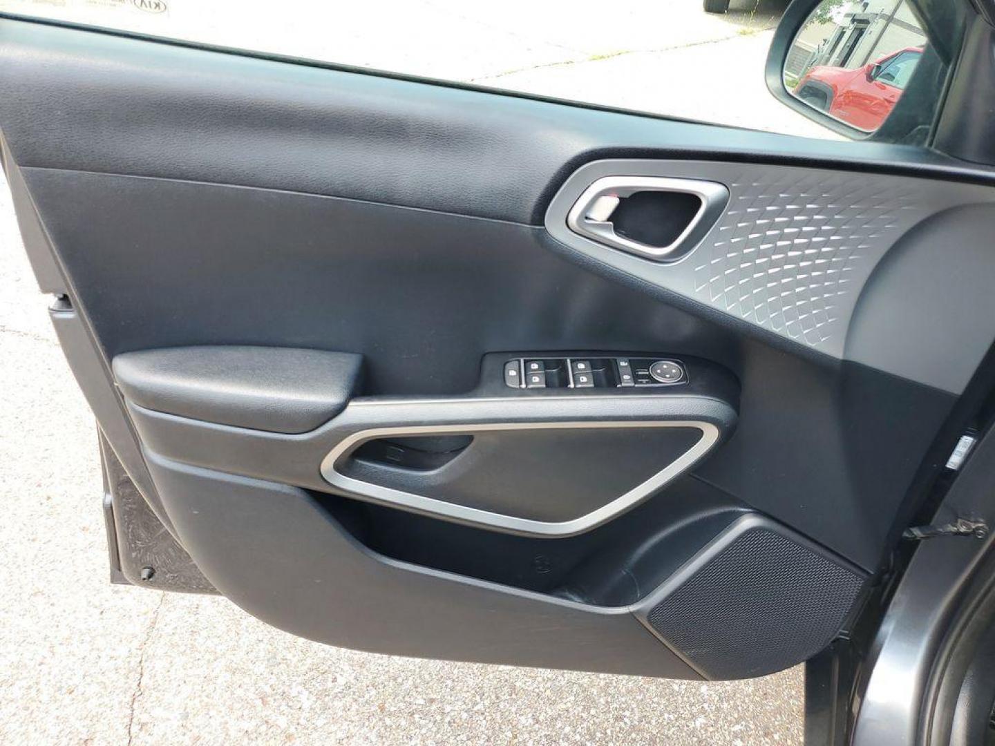2021 Gravity Gray /Black Kia Soul LX CVT (KNDJ23AU4M7) with an 2.0L L4 DOHC 16V engine, CVT transmission, located at 234 Columbia Ave, Battle Creek, MI, 49015, (269) 222-0088, 42.298264, -85.192543 - <b>Vehicle Details</b><br>Discover the perfect blend of style, efficiency, and modern technology with this 2021 Kia Soul LX. Designed to make a statement on the road, this compact crossover offers a unique and bold exterior that captures attention with its distinctive silhouette and eye-catching det - Photo#5