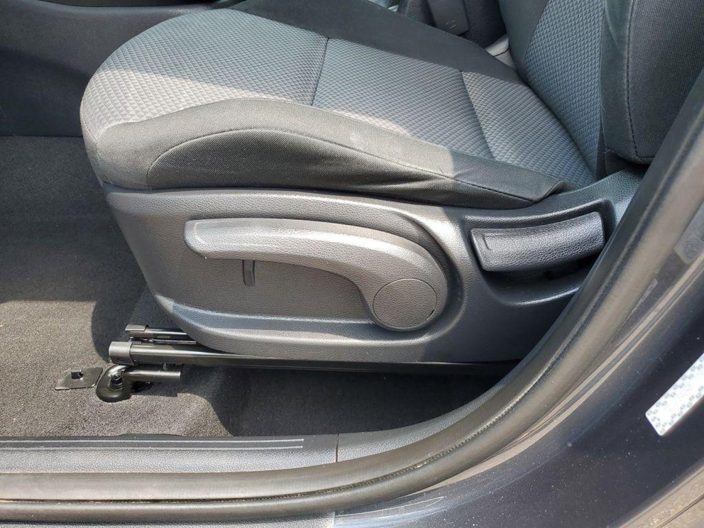 2021 Gravity Gray /Black Kia Soul LX CVT (KNDJ23AU4M7) with an 2.0L L4 DOHC 16V engine, CVT transmission, located at 234 Columbia Ave, Battle Creek, MI, 49015, (269) 222-0088, 42.298264, -85.192543 - <b>Vehicle Details</b><br>Discover the perfect blend of style, efficiency, and modern technology with this 2021 Kia Soul LX. Designed to make a statement on the road, this compact crossover offers a unique and bold exterior that captures attention with its distinctive silhouette and eye-catching det - Photo#8