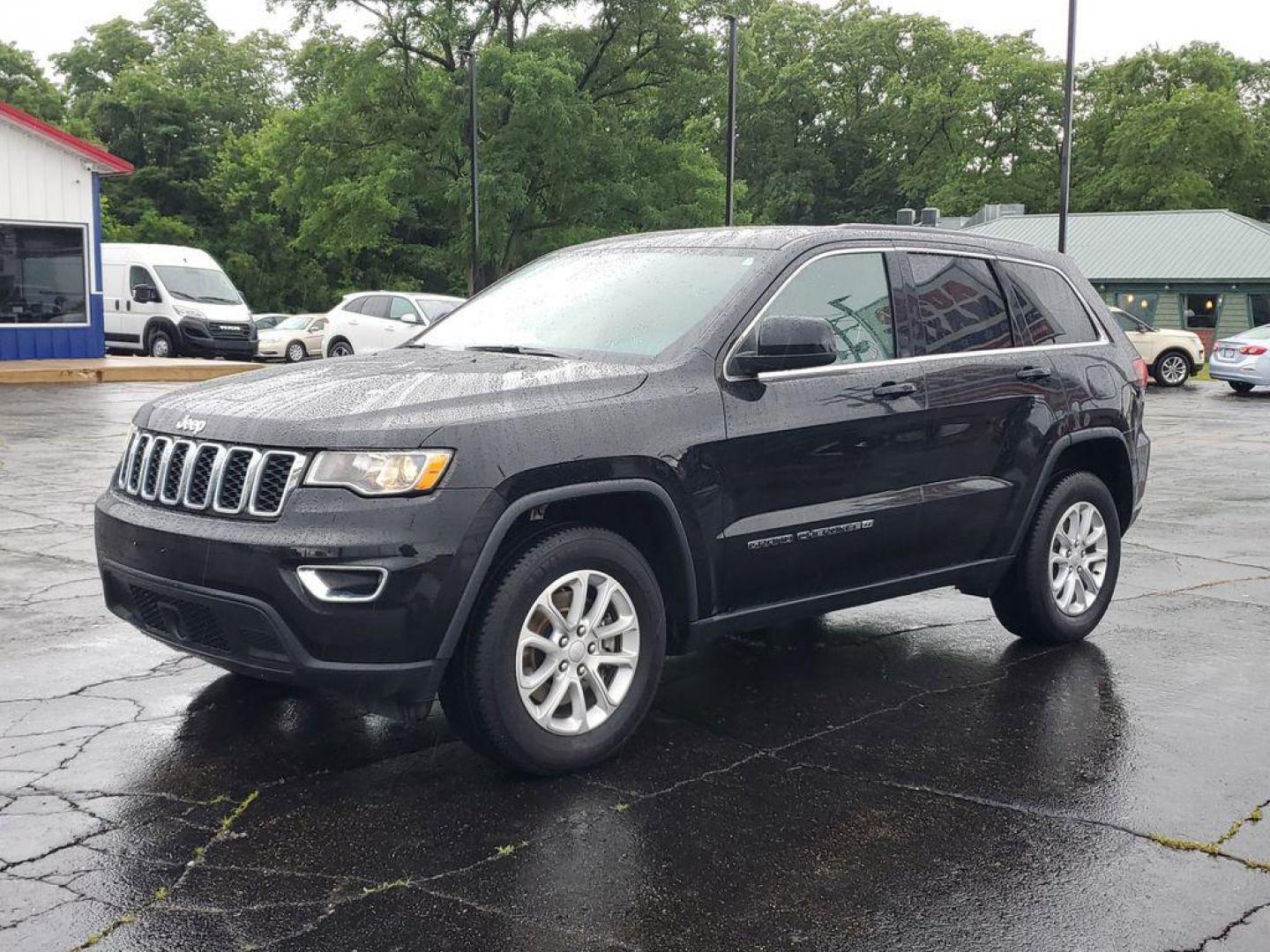 2022 BLACK /GREY Jeep Grand Cherokee Laredo E 4WD (1C4RJFAG7NC) with an 3.6L V6 DOHC 24V engine, 8A transmission, located at 6064 Gull Rd, Kalamazoo, MI, 49048, (269) 222-0088, 42.328388, -85.512924 - Experience adventure like never before with this stunning 2022 Jeep Grand Cherokee WK Laredo! Engineered for those who crave the thrill of the road while demanding top-notch reliability, this SUV is your ticket to unparalleled journeys. Equipped with a robust 4WD system and a powerful V6, 3.6L engin - Photo#1