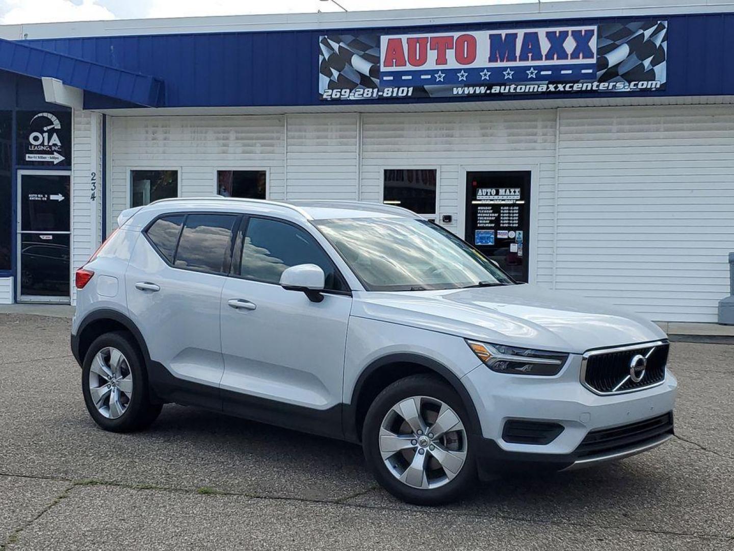 2022 Black Stone /Charcoal Volvo XC40 T4 Momentum (YV4AC2HK6N2) with an 2.0L L4 DOHC 16V engine, 8A transmission, located at 234 Columbia Ave, Battle Creek, MI, 49015, (269) 222-0088, 42.298264, -85.192543 - <b>Vehicle Details</b><br>Discover the exceptional blend of style, comfort, and performance with this 2022 Volvo XC40 T4 Momentum, a standout in the compact SUV segment. This well-maintained vehicle comes equipped with a robust 2.0L 4-cylinder engine and all-wheel drive, offering both dynamic perfor - Photo#0