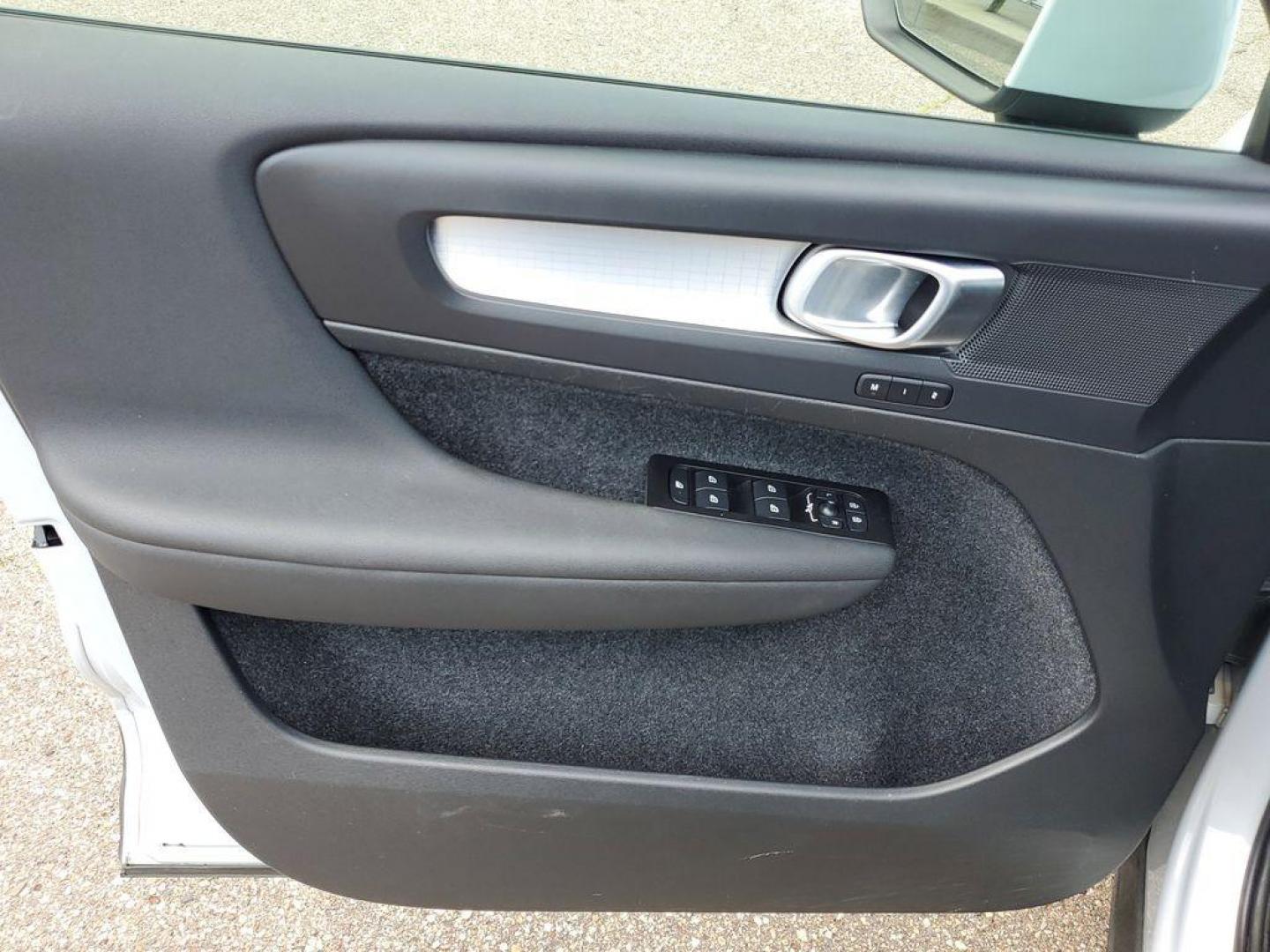 2022 Black Stone /Charcoal Volvo XC40 T4 Momentum (YV4AC2HK6N2) with an 2.0L L4 DOHC 16V engine, 8A transmission, located at 234 Columbia Ave, Battle Creek, MI, 49015, (269) 222-0088, 42.298264, -85.192543 - <b>Vehicle Details</b><br>Discover the exceptional blend of style, comfort, and performance with this 2022 Volvo XC40 T4 Momentum, a standout in the compact SUV segment. This well-maintained vehicle comes equipped with a robust 2.0L 4-cylinder engine and all-wheel drive, offering both dynamic perfor - Photo#5