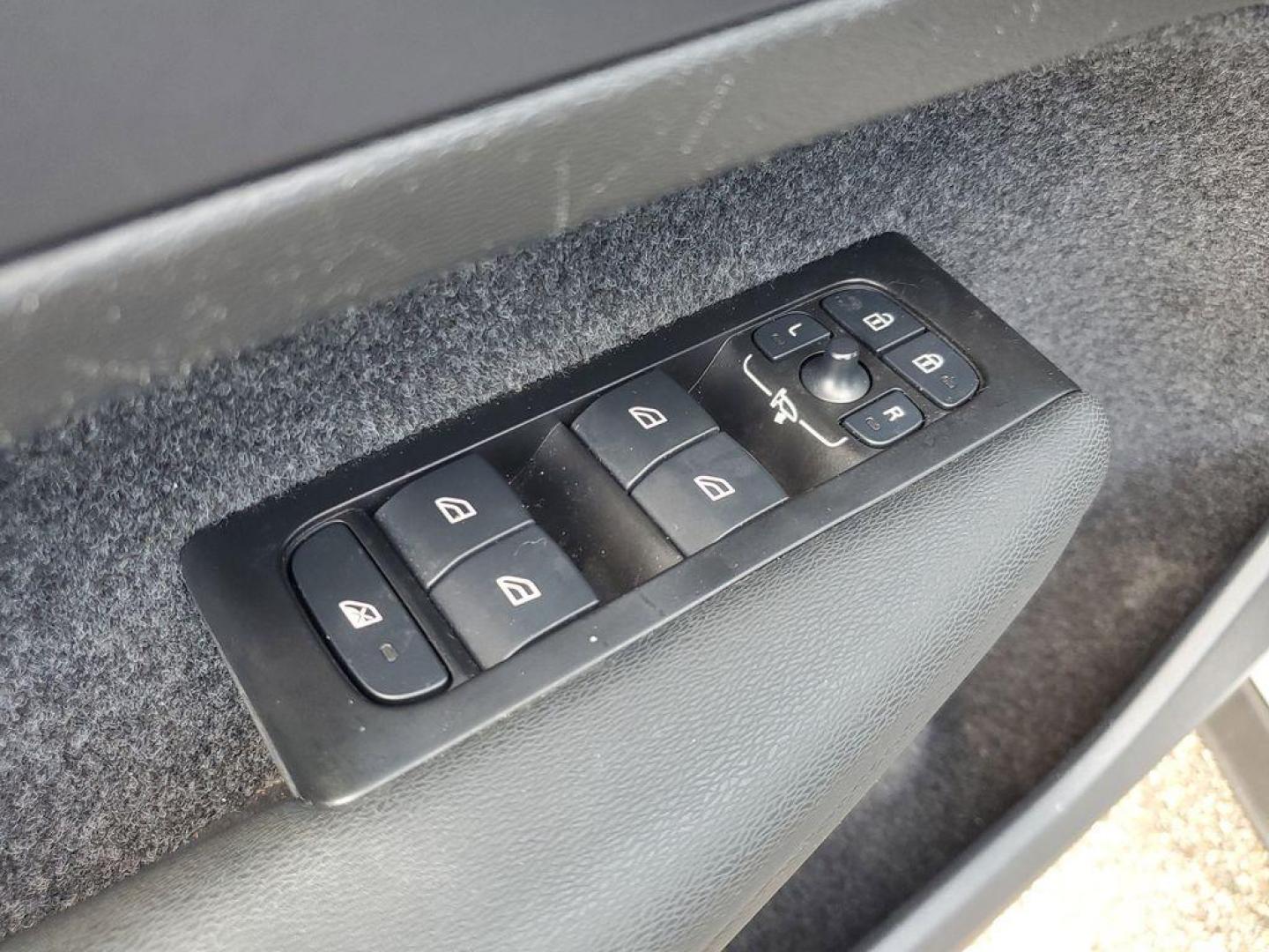 2022 Black Stone /Charcoal Volvo XC40 T4 Momentum (YV4AC2HK6N2) with an 2.0L L4 DOHC 16V engine, 8A transmission, located at 234 Columbia Ave, Battle Creek, MI, 49015, (269) 222-0088, 42.298264, -85.192543 - <b>Vehicle Details</b><br>Discover the exceptional blend of style, comfort, and performance with this 2022 Volvo XC40 T4 Momentum, a standout in the compact SUV segment. This well-maintained vehicle comes equipped with a robust 2.0L 4-cylinder engine and all-wheel drive, offering both dynamic perfor - Photo#6