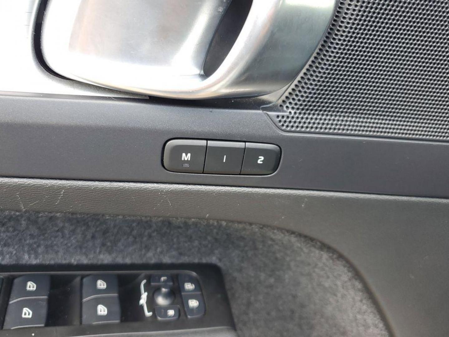 2022 Black Stone /Charcoal Volvo XC40 T4 Momentum (YV4AC2HK6N2) with an 2.0L L4 DOHC 16V engine, 8A transmission, located at 234 Columbia Ave, Battle Creek, MI, 49015, (269) 222-0088, 42.298264, -85.192543 - <b>Vehicle Details</b><br>Discover the exceptional blend of style, comfort, and performance with this 2022 Volvo XC40 T4 Momentum, a standout in the compact SUV segment. This well-maintained vehicle comes equipped with a robust 2.0L 4-cylinder engine and all-wheel drive, offering both dynamic perfor - Photo#7