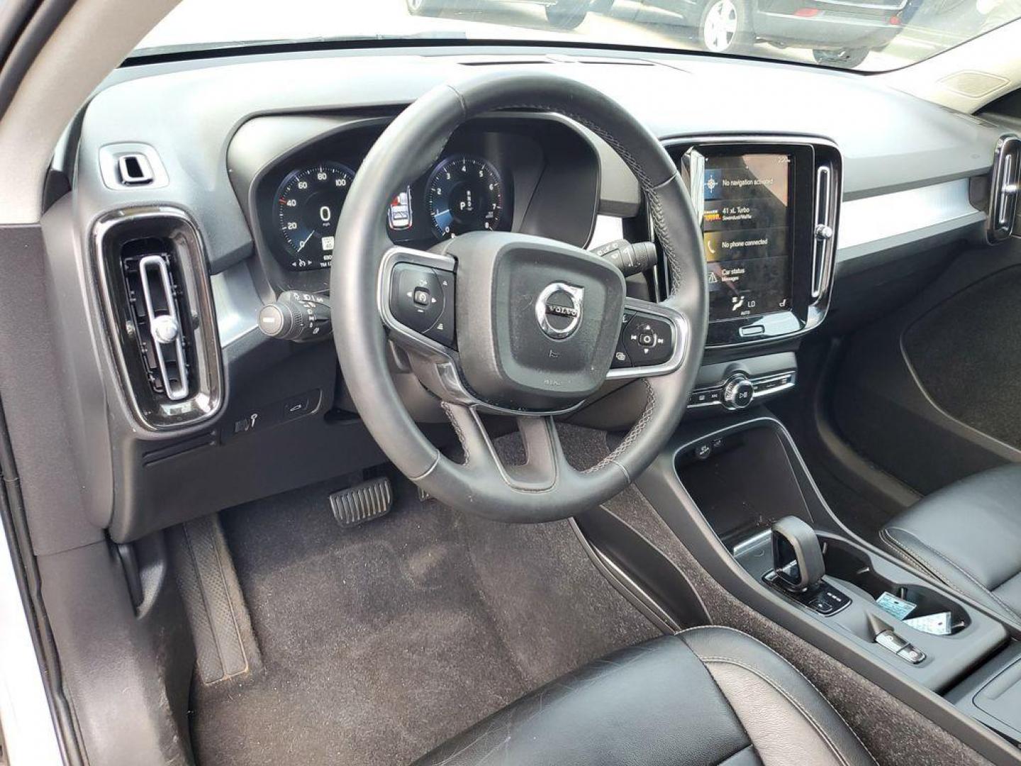 2022 Black Stone /Charcoal Volvo XC40 T4 Momentum (YV4AC2HK6N2) with an 2.0L L4 DOHC 16V engine, 8A transmission, located at 234 Columbia Ave, Battle Creek, MI, 49015, (269) 222-0088, 42.298264, -85.192543 - <b>Vehicle Details</b><br>Discover the exceptional blend of style, comfort, and performance with this 2022 Volvo XC40 T4 Momentum, a standout in the compact SUV segment. This well-maintained vehicle comes equipped with a robust 2.0L 4-cylinder engine and all-wheel drive, offering both dynamic perfor - Photo#11