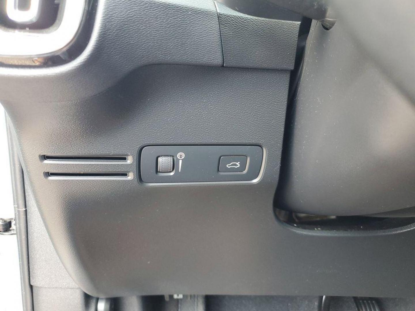 2022 Black Stone /Charcoal Volvo XC40 T4 Momentum (YV4AC2HK6N2) with an 2.0L L4 DOHC 16V engine, 8A transmission, located at 234 Columbia Ave, Battle Creek, MI, 49015, (269) 222-0088, 42.298264, -85.192543 - <b>Vehicle Details</b><br>Discover the exceptional blend of style, comfort, and performance with this 2022 Volvo XC40 T4 Momentum, a standout in the compact SUV segment. This well-maintained vehicle comes equipped with a robust 2.0L 4-cylinder engine and all-wheel drive, offering both dynamic perfor - Photo#12