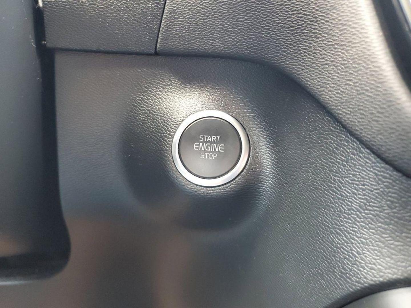 2022 Black Stone /Charcoal Volvo XC40 T4 Momentum (YV4AC2HK6N2) with an 2.0L L4 DOHC 16V engine, 8A transmission, located at 234 Columbia Ave, Battle Creek, MI, 49015, (269) 222-0088, 42.298264, -85.192543 - <b>Vehicle Details</b><br>Discover the exceptional blend of style, comfort, and performance with this 2022 Volvo XC40 T4 Momentum, a standout in the compact SUV segment. This well-maintained vehicle comes equipped with a robust 2.0L 4-cylinder engine and all-wheel drive, offering both dynamic perfor - Photo#20