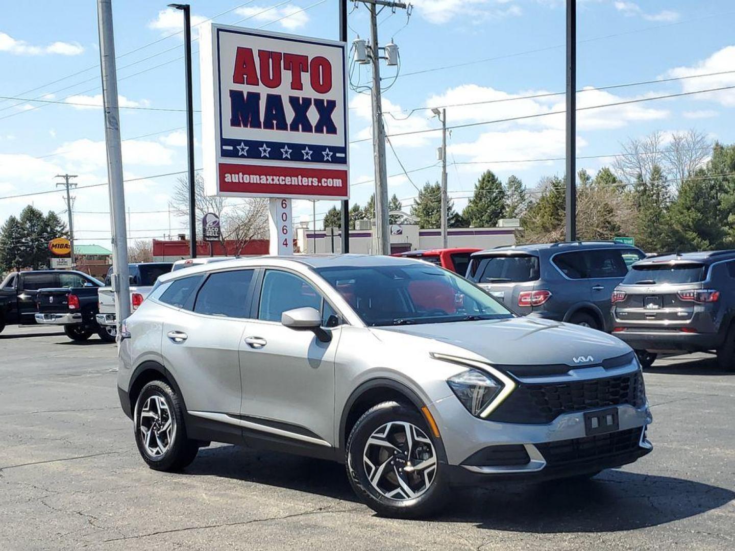 2023 Steel Gray /Black Kia Sportage LX AWD (KNDPUCAF0P7) with an 2.5L V6 DOHC 24V engine, 8A transmission, located at 6064 Gull Rd, Kalamazoo, MI, 49048, (269) 222-0088, 42.328388, -85.512924 - Explore the exceptional 2023 Kia Sportage LX with AWD, now available at our dealership. This versatile SUV, perfect for both city driving and weekend adventures, combines reliability with modern technology to enhance your driving experience.<br><br>Under the hood, the Kia Sportage is powered by a ro - Photo#0