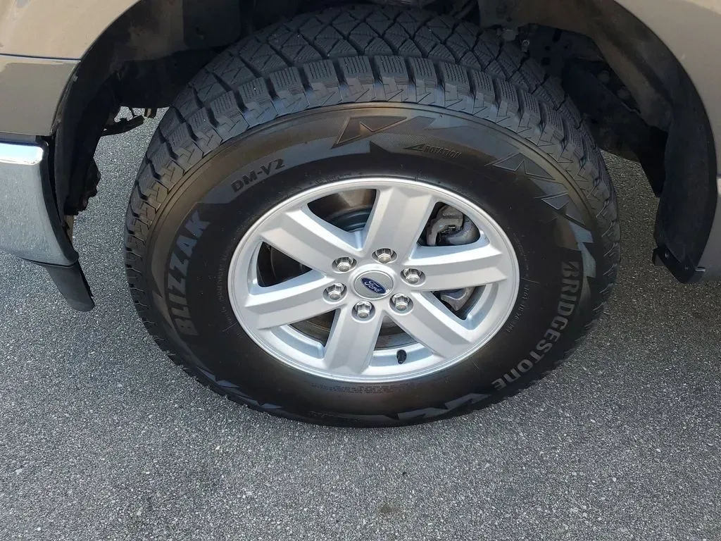 2021 Carbonized Grey Metallic /Black/Medium Dark Slate Ford F-150 XLT (1FTEW1EB3MF) with an V6, 3.3L engine, 10-speed automatic transmission, located at 6064 Gull Rd, Kalamazoo, MI, 49048, (269) 222-0088, 42.328388, -85.512924 - **Unleash Your Adventures with the 2021 Ford F-150 King Ranch SuperCrew!**<br /> <br /> If you're searching for a powerful, reliable, and stylish pickup that fits seamlessly into your adventurous lifestyle, look no further than this stunning 2021 Ford F-150 King Ranch SuperCrew available at AutoMaxx - Photo#5