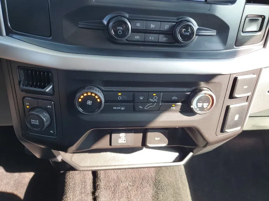 2021 Carbonized Grey Metallic /Black/Medium Dark Slate Ford F-150 XLT (1FTEW1EB3MF) with an V6, 3.3L engine, 10-speed automatic transmission, located at 6064 Gull Rd, Kalamazoo, MI, 49048, (269) 222-0088, 42.328388, -85.512924 - **Unleash Your Adventures with the 2021 Ford F-150 King Ranch SuperCrew!**<br /> <br /> If you're searching for a powerful, reliable, and stylish pickup that fits seamlessly into your adventurous lifestyle, look no further than this stunning 2021 Ford F-150 King Ranch SuperCrew available at AutoMaxx - Photo#20