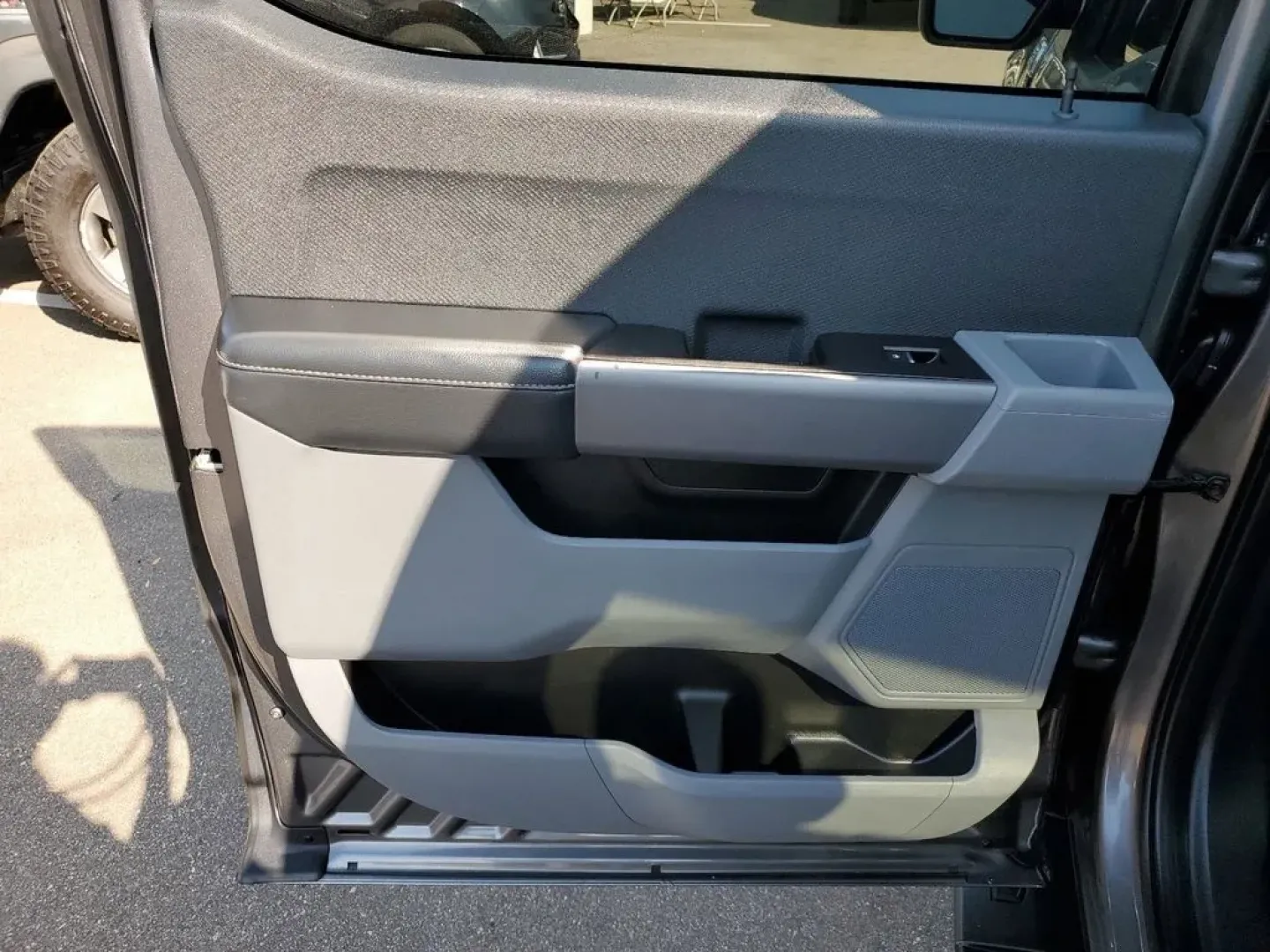 2021 Carbonized Grey Metallic /Black/Medium Dark Slate Ford F-150 XLT (1FTEW1EB3MF) with an V6, 3.3L engine, 10-speed automatic transmission, located at 6064 Gull Rd, Kalamazoo, MI, 49048, (269) 222-0088, 42.328388, -85.512924 - **Unleash Your Adventures with the 2021 Ford F-150 King Ranch SuperCrew!**<br /> <br /> If you're searching for a powerful, reliable, and stylish pickup that fits seamlessly into your adventurous lifestyle, look no further than this stunning 2021 Ford F-150 King Ranch SuperCrew available at AutoMaxx - Photo#21