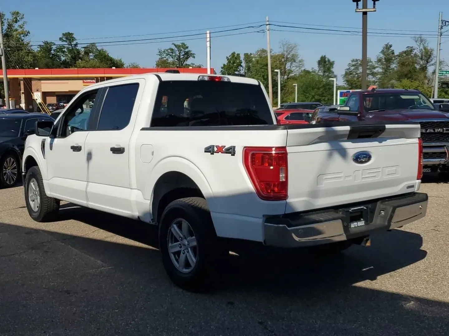 2021 Oxford White /Black/Medium Dark Slate Ford F-150 XLT (1FTFW1E83MF) with an V6, 3.5L engine, 10-speed automatic transmission, located at 6064 Gull Rd, Kalamazoo, MI, 49048, (269) 222-0088, 42.328388, -85.512924 - <b>Vehicle Details</b><br>Discover the power and sophistication of this 2021 Ford F-150 XLT, a true embodiment of strength and style! This exceptional truck, equipped with a robust V6, 3.5L engine, and 4WD, promises an exhilarating driving experience, whether you're conquering rugged terrains or cru - Photo#3