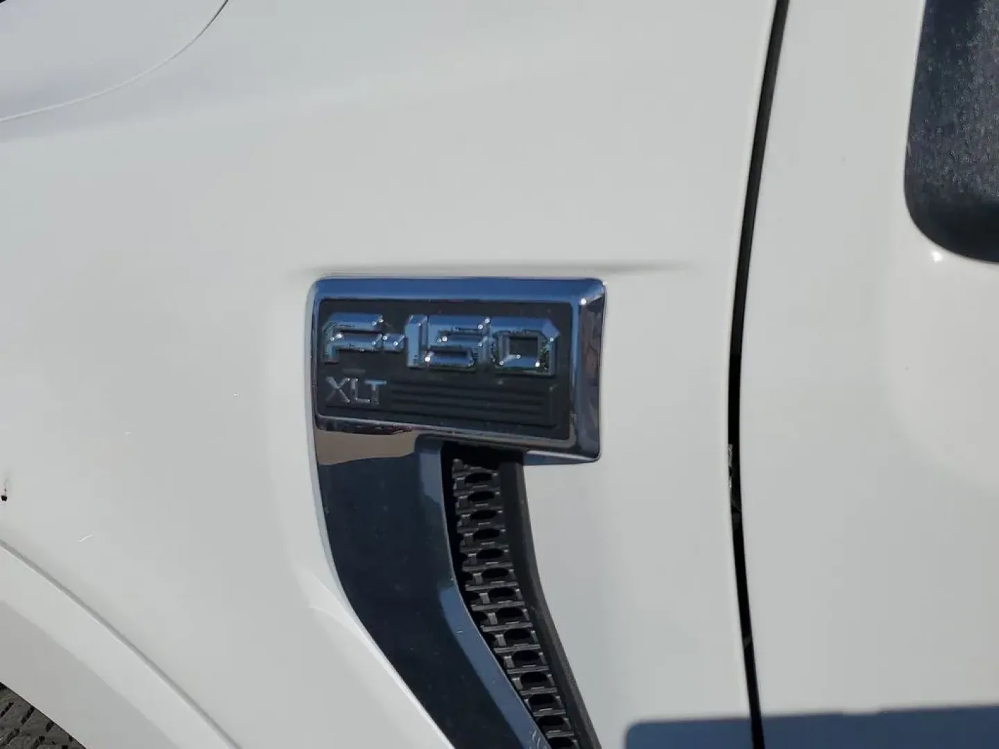 2021 Oxford White /Black/Medium Dark Slate Ford F-150 XLT (1FTFW1E83MF) with an V6, 3.5L engine, 10-speed automatic transmission, located at 6064 Gull Rd, Kalamazoo, MI, 49048, (269) 222-0088, 42.328388, -85.512924 - <b>Vehicle Details</b><br>Discover the power and sophistication of this 2021 Ford F-150 XLT, a true embodiment of strength and style! This exceptional truck, equipped with a robust V6, 3.5L engine, and 4WD, promises an exhilarating driving experience, whether you're conquering rugged terrains or cru - Photo#6
