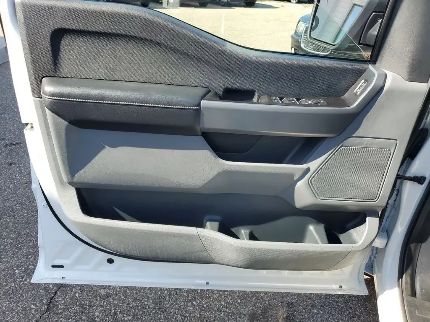 2021 Oxford White /Black/Medium Dark Slate Ford F-150 XLT (1FTFW1E83MF) with an V6, 3.5L engine, 10-speed automatic transmission, located at 6064 Gull Rd, Kalamazoo, MI, 49048, (269) 222-0088, 42.328388, -85.512924 - <b>Vehicle Details</b><br>Discover the power and sophistication of this 2021 Ford F-150 XLT, a true embodiment of strength and style! This exceptional truck, equipped with a robust V6, 3.5L engine, and 4WD, promises an exhilarating driving experience, whether you're conquering rugged terrains or cru - Photo#7
