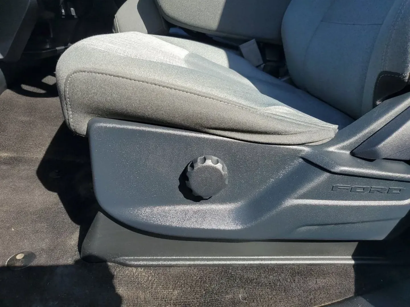 2021 Oxford White /Black/Medium Dark Slate Ford F-150 XLT (1FTFW1E83MF) with an V6, 3.5L engine, 10-speed automatic transmission, located at 6064 Gull Rd, Kalamazoo, MI, 49048, (269) 222-0088, 42.328388, -85.512924 - <b>Vehicle Details</b><br>Discover the power and sophistication of this 2021 Ford F-150 XLT, a true embodiment of strength and style! This exceptional truck, equipped with a robust V6, 3.5L engine, and 4WD, promises an exhilarating driving experience, whether you're conquering rugged terrains or cru - Photo#10