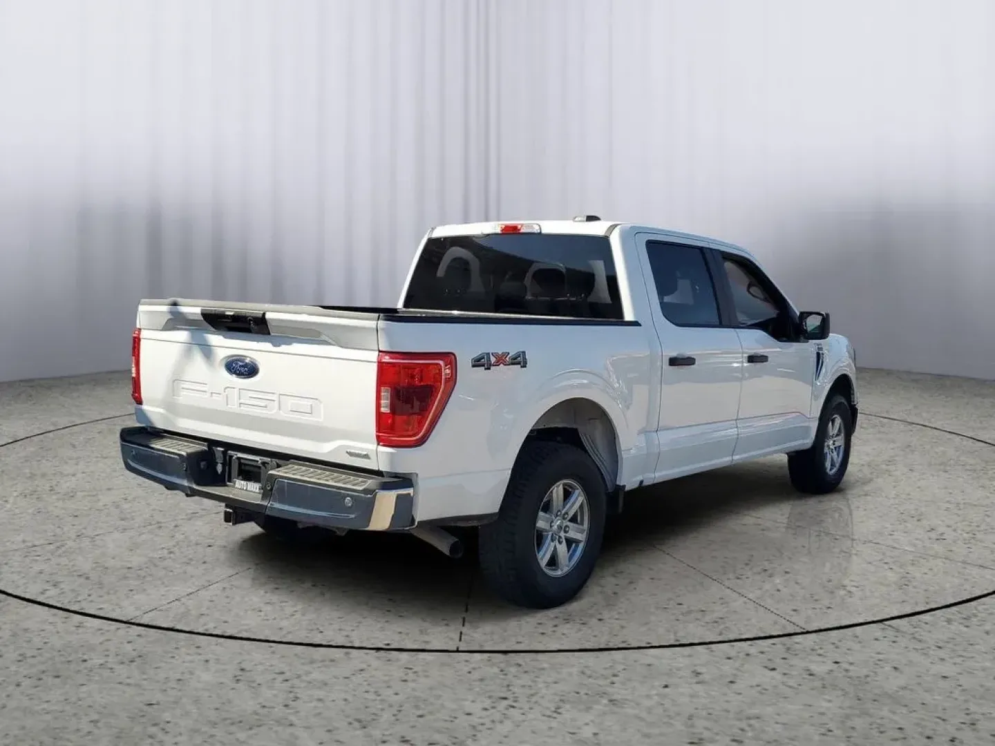 2021 Oxford White /Black/Medium Dark Slate Ford F-150 XLT (1FTFW1E83MF) with an V6, 3.5L engine, 10-speed automatic transmission, located at 6064 Gull Rd, Kalamazoo, MI, 49048, (269) 222-0088, 42.328388, -85.512924 - **Unleash Your Adventure with the 2021 Ford F-150 Lariat SuperCrew in Battle Creek, MI!**<br /> <br /> Are you ready to elevate your lifestyle with a powerful pickup? The 2021 Ford F-150 Lariat SuperCrew is your perfect companion for weekend adventures, family outings, or simply navigating daily com - Photo#2