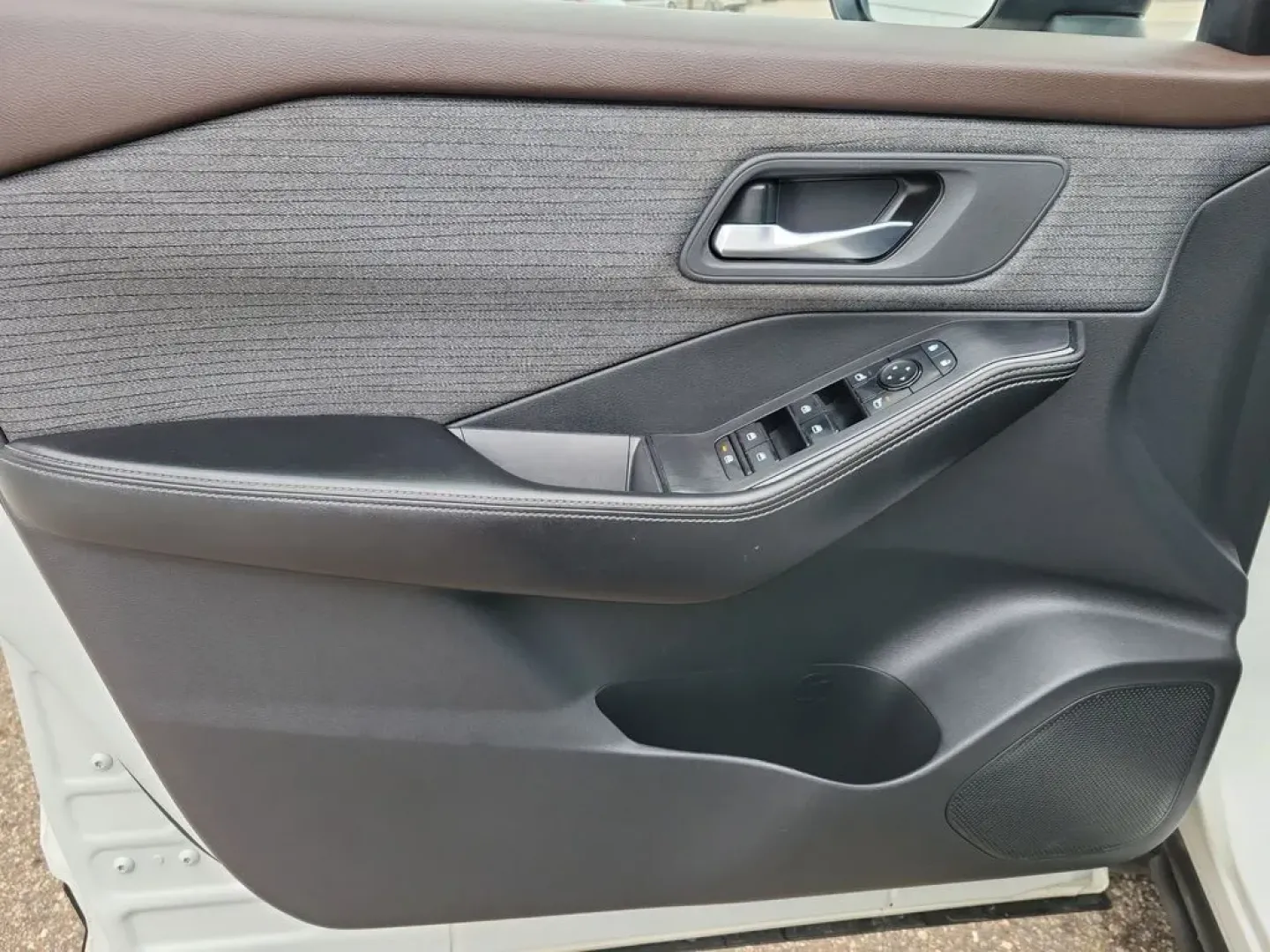 2021 Pearl White Tricoat /Charcoal Nissan Rogue SV (JN8AT3BA4MW) with an 4 Cyl, 2.5L engine, CVT transmission, located at 6064 Gull Rd, Kalamazoo, MI, 49048, (269) 222-0088, 42.328388, -85.512924 - **Explore the Open Road with the 2021 Nissan Rogue SV - Your Ideal Adventure Companion!**<br /> <br /> Are you ready to elevate your family road trips or weekend getaways? Look no further than this stunning 2021 Nissan Rogue SV, available now at AutoMaxx in Battle Creek, MI. This versatile SUV is pe - Photo#9